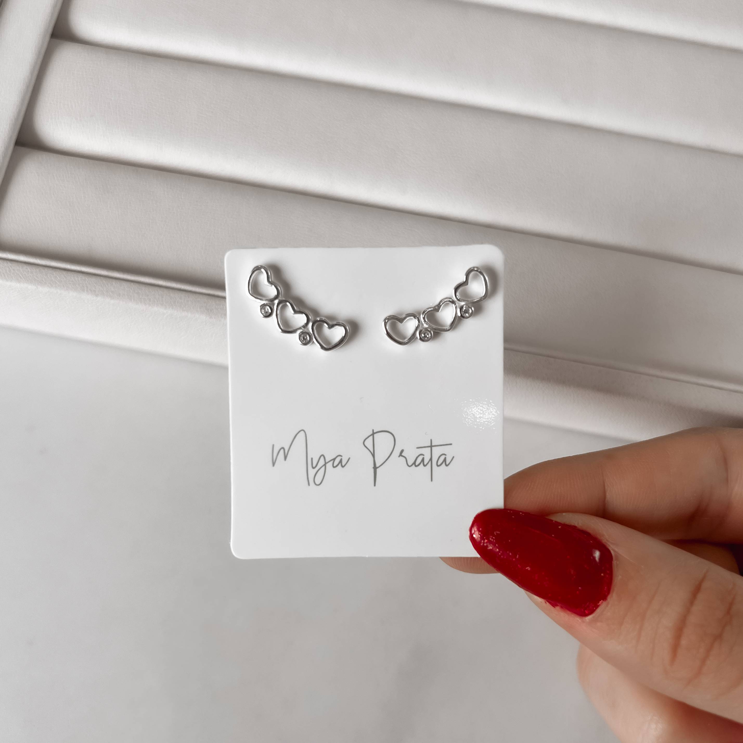 Imagem Brinco ear cuff 3 corações vazados detalhe zircônias tarraxa