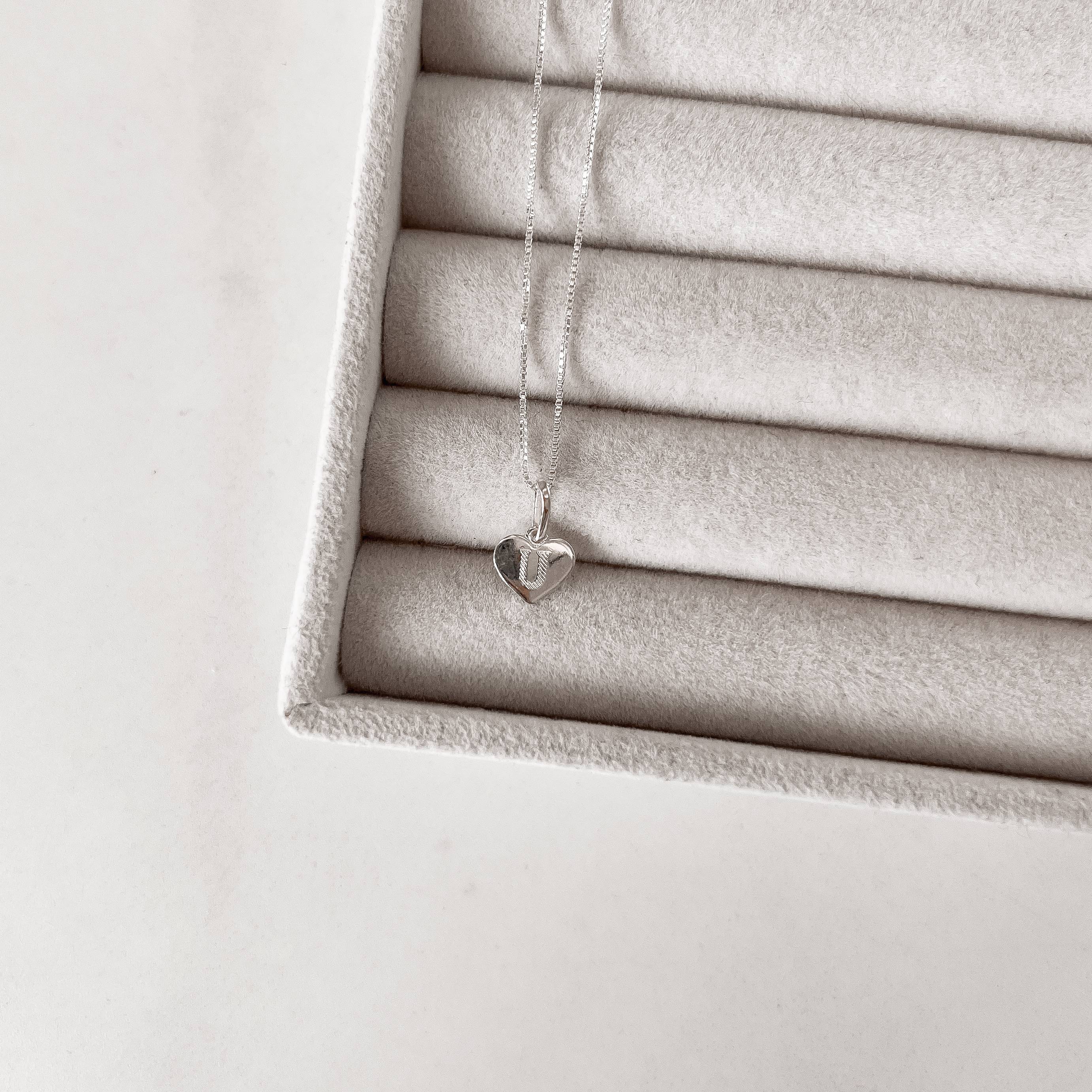 Imagem Colar pingente coração letra U 45cm