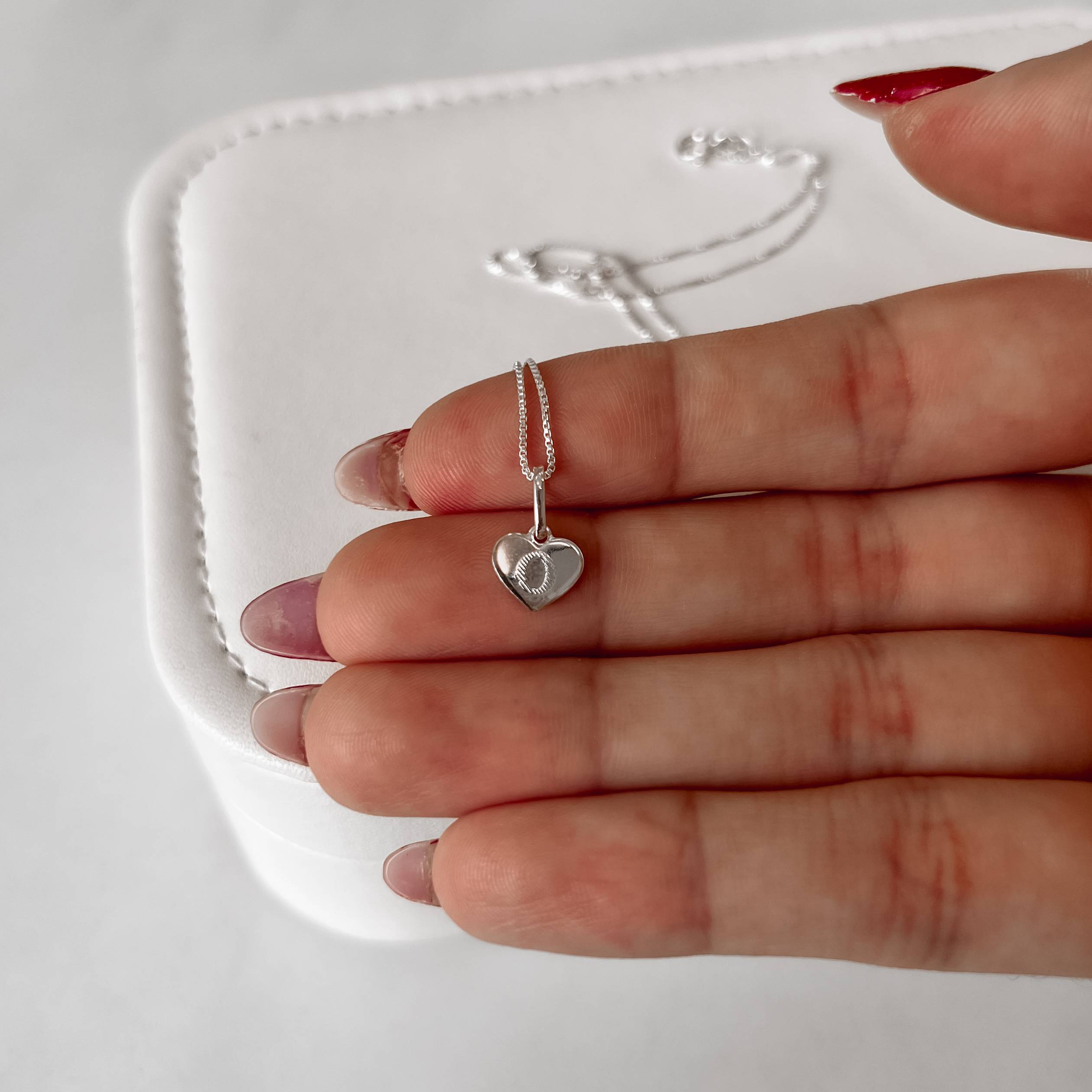 Imagem Secundária Colar pingente coração letra O 45cm