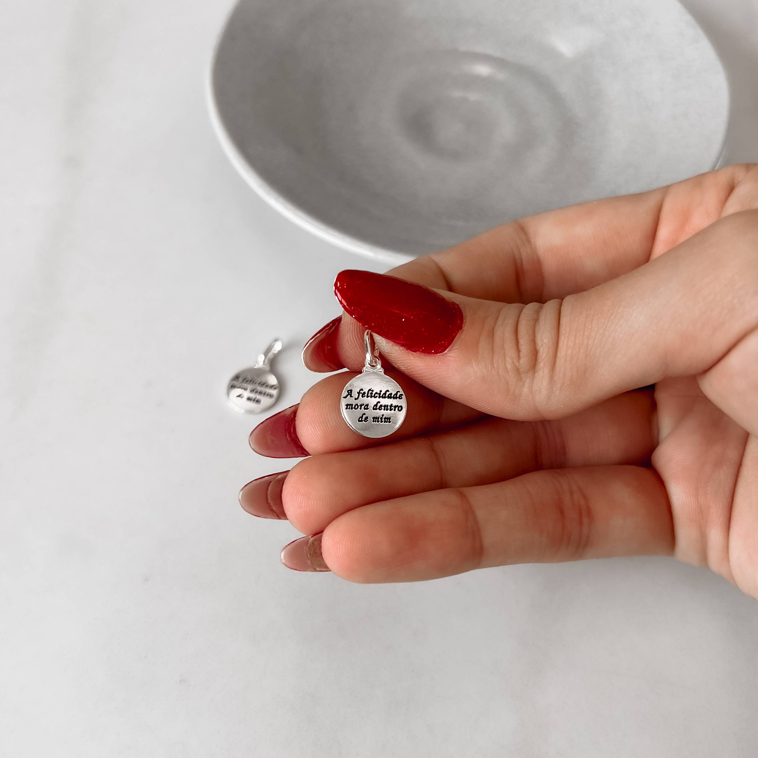 Imagem Secundária Pingente medalha a felicidade mora dentro de mim 11mm