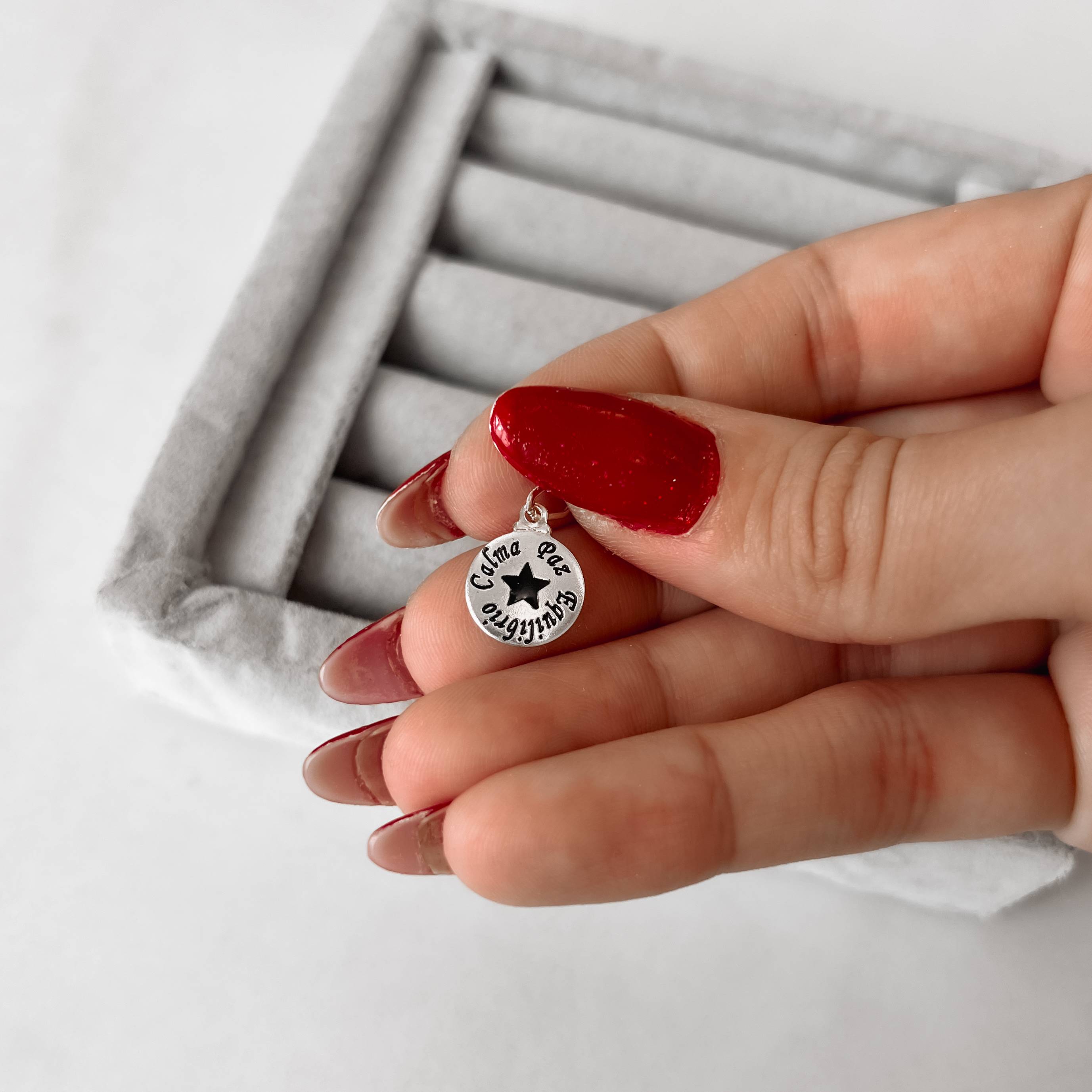 Imagem Secundária Pingente medalha calma,paz e equilíbrio resina 12mm