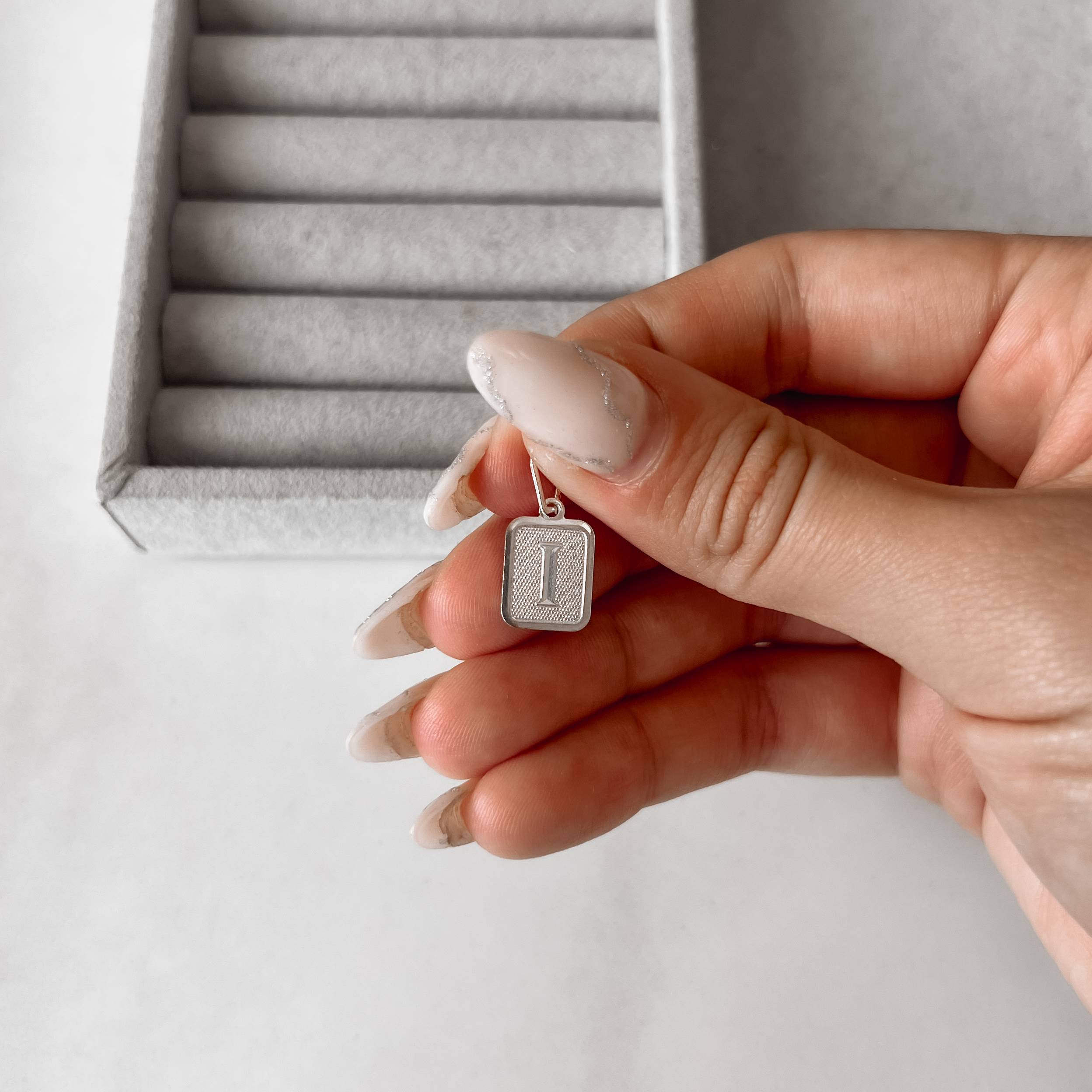 Imagem Secundária Pingente placa letra I 12mm 