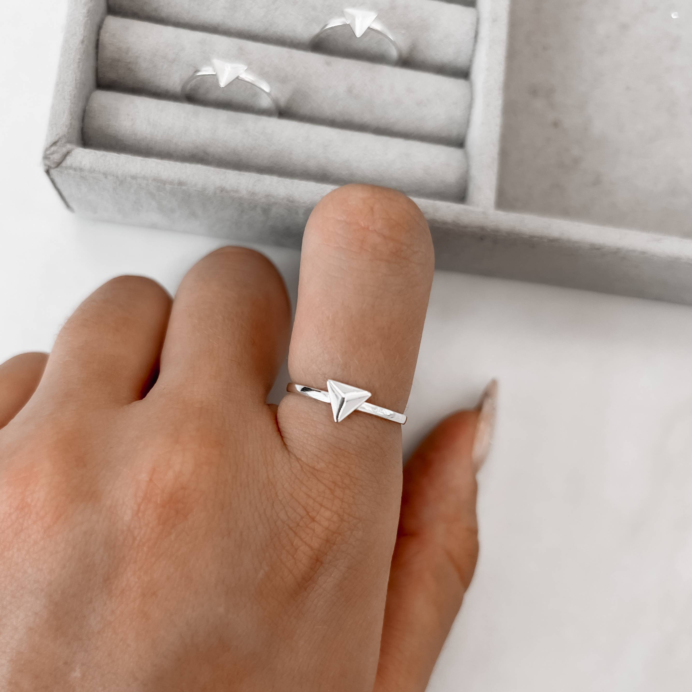 Imagem Secundária Anel geométrico triângulo vinco