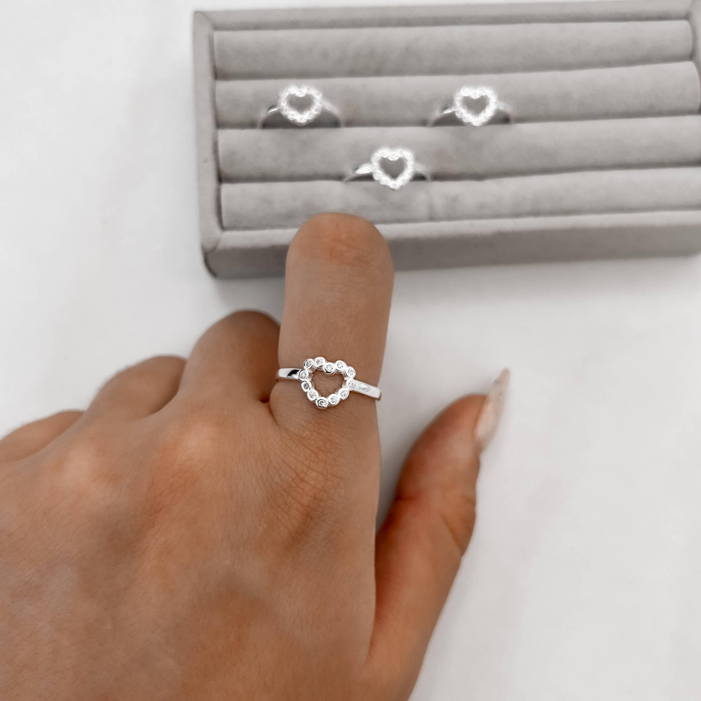 Anel coração fio circulos cravejados