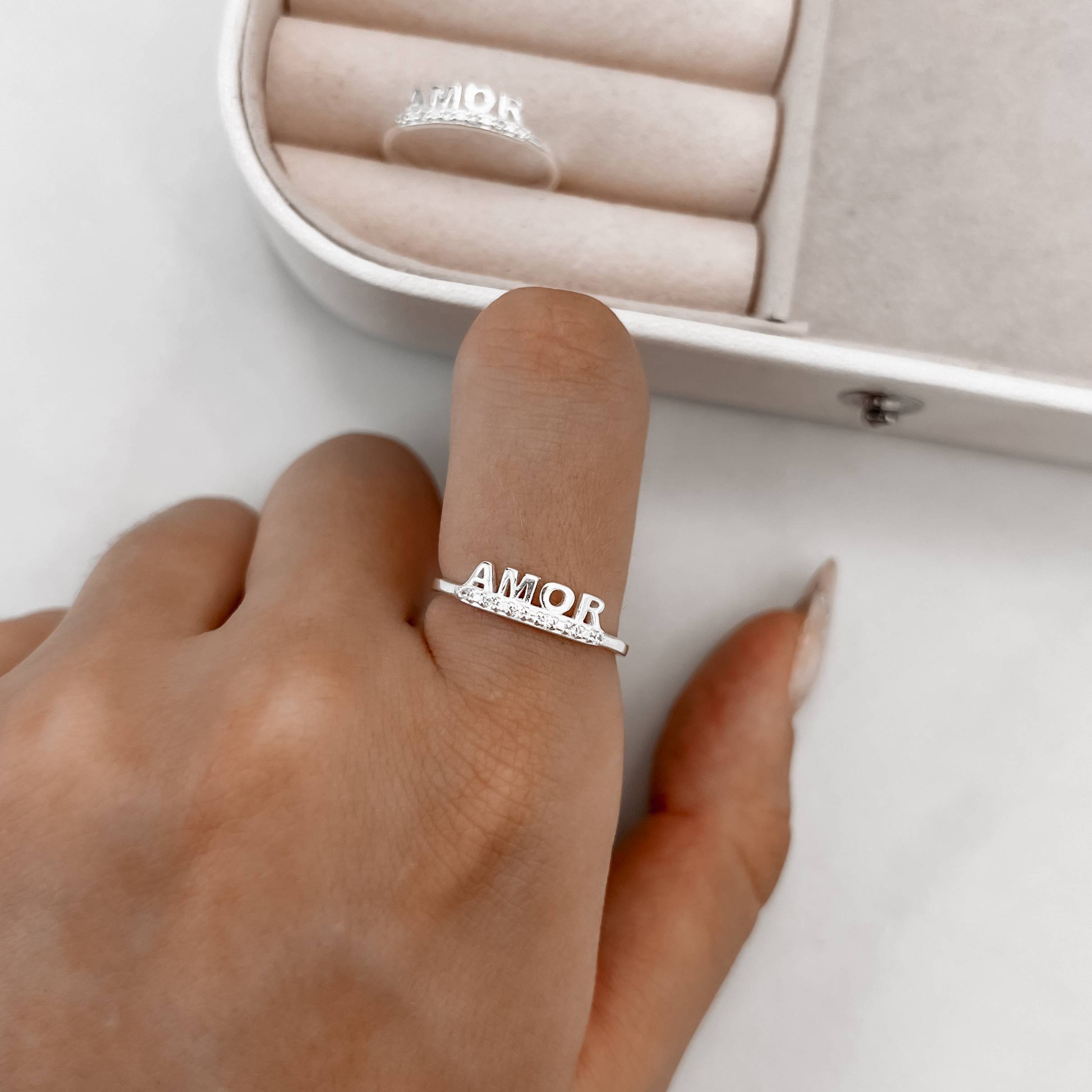 Imagem Secundária Anel meia aliança cravejada detalhe escrito amor