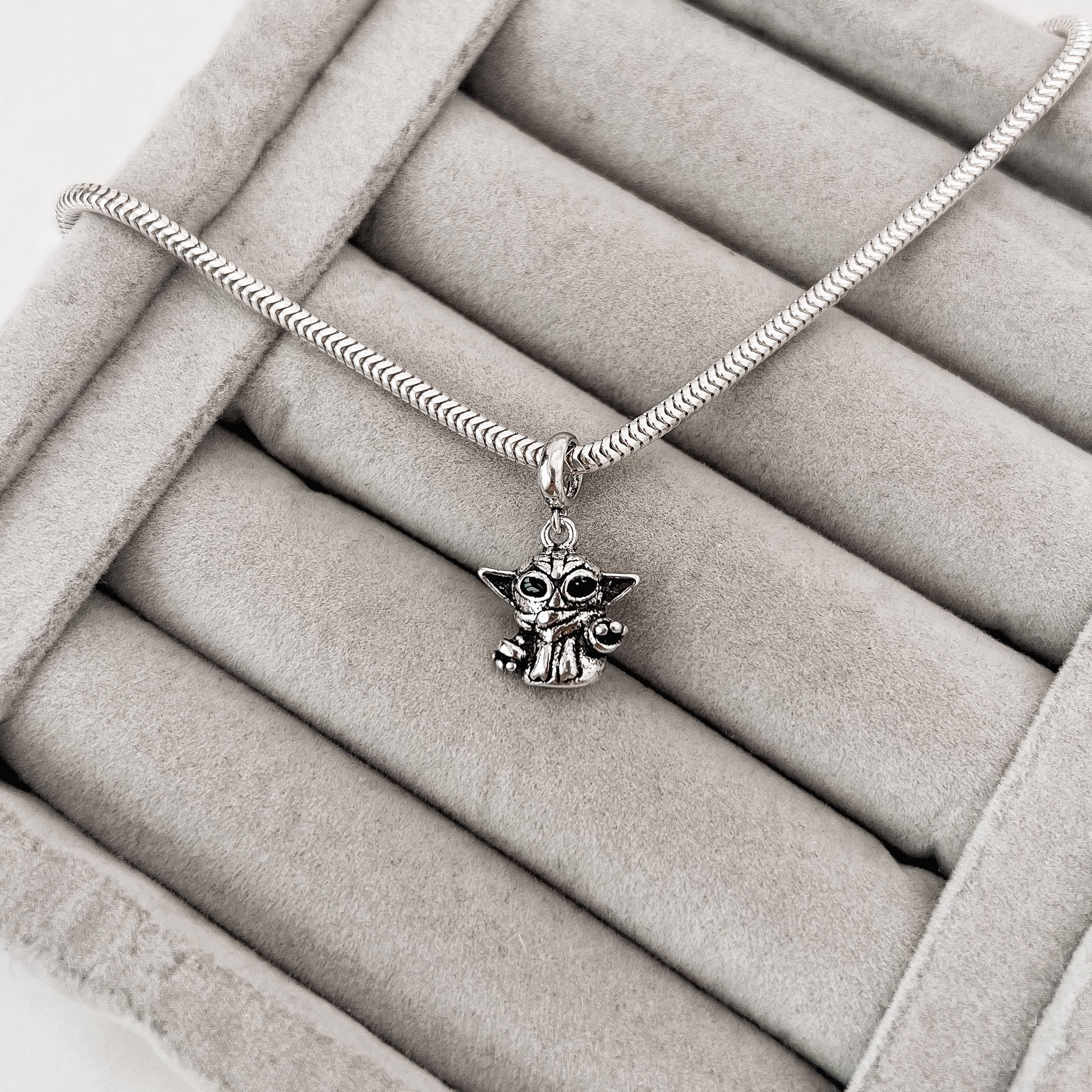 Imagem Secundária Berloque pingente baby Yoda envelhecido 13mm resina