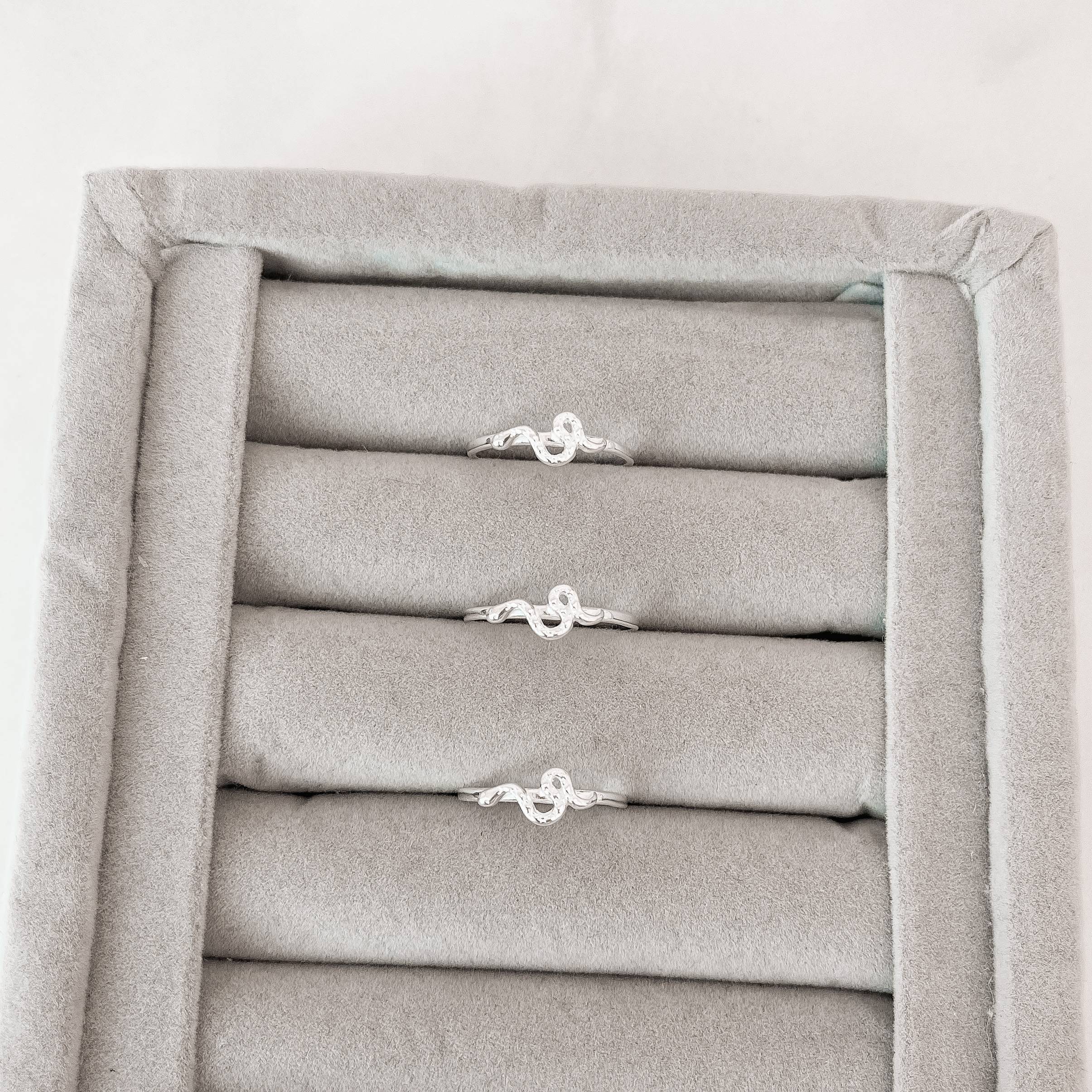 Anel detalhe cobra desenhada