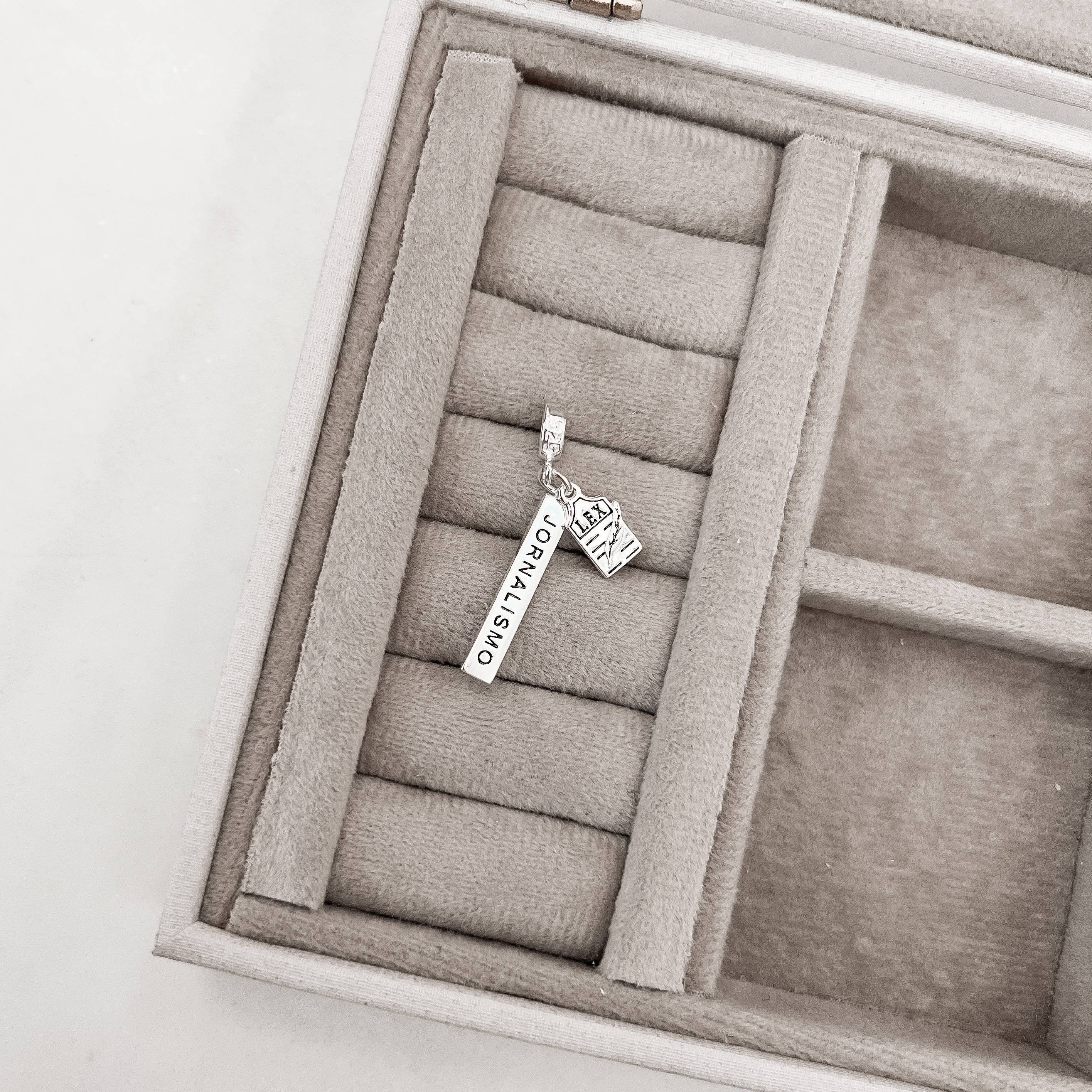 Berloque pingente placa Jornalismo com símbolo 26mm