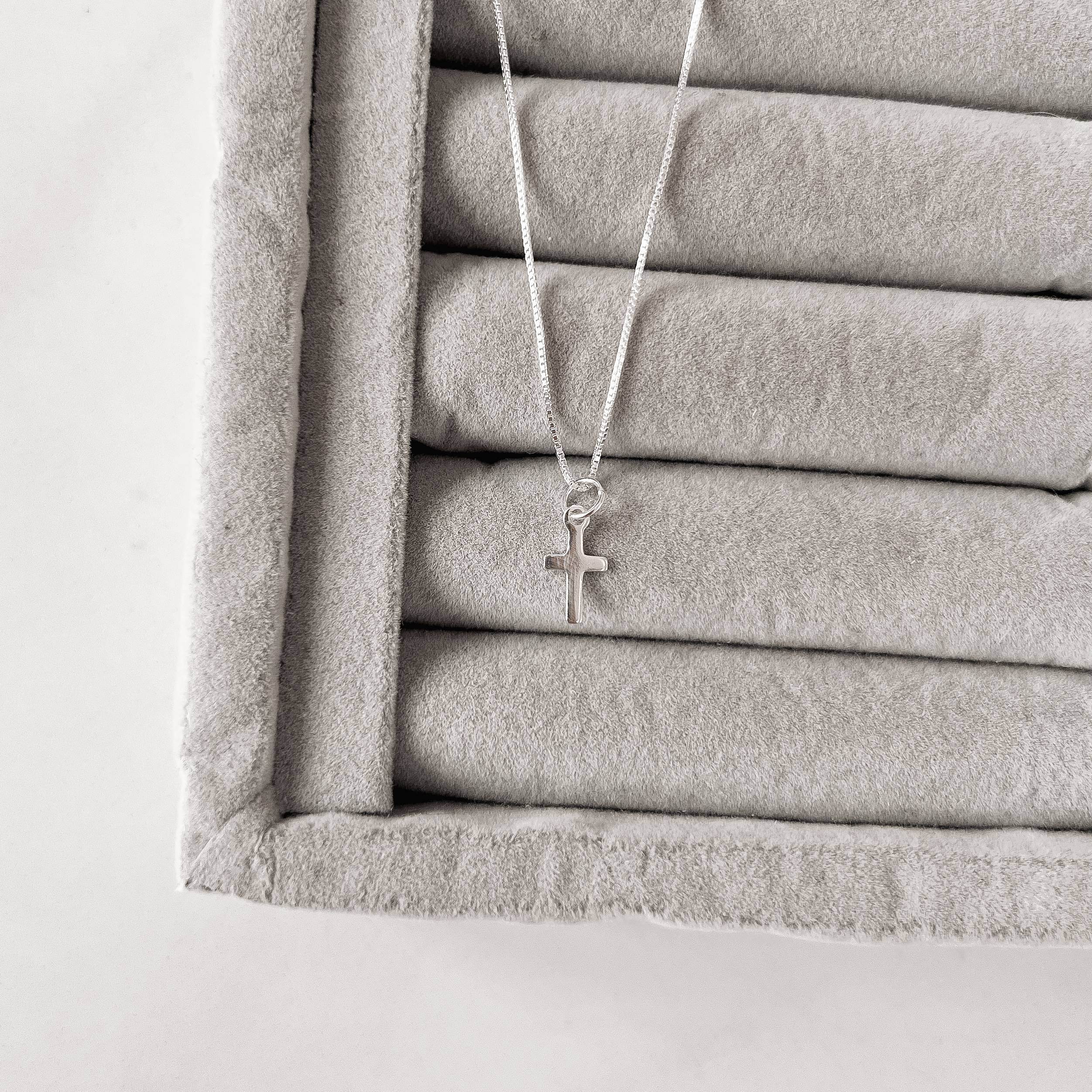 Imagem Colar pingente cruz 11mm 40cm