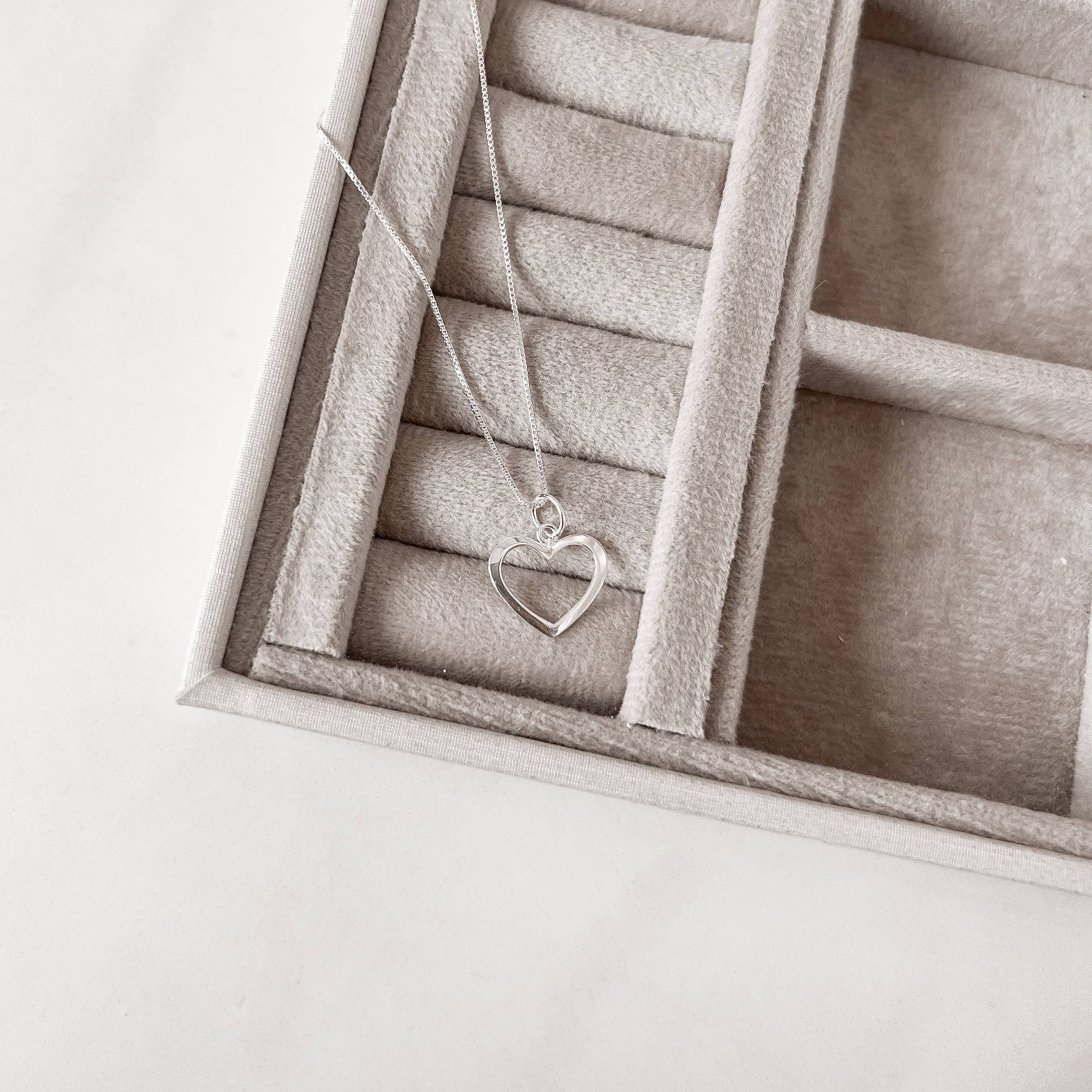 Imagem Colar pingente coração vazado 14mm 45cm