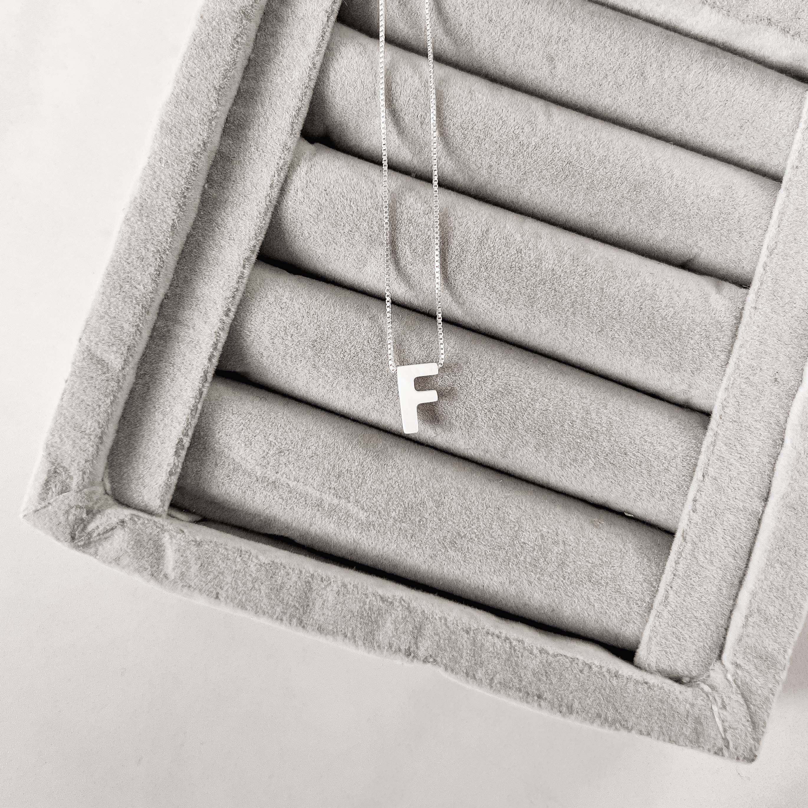 Imagem Colar madrepérola letra F 45cm