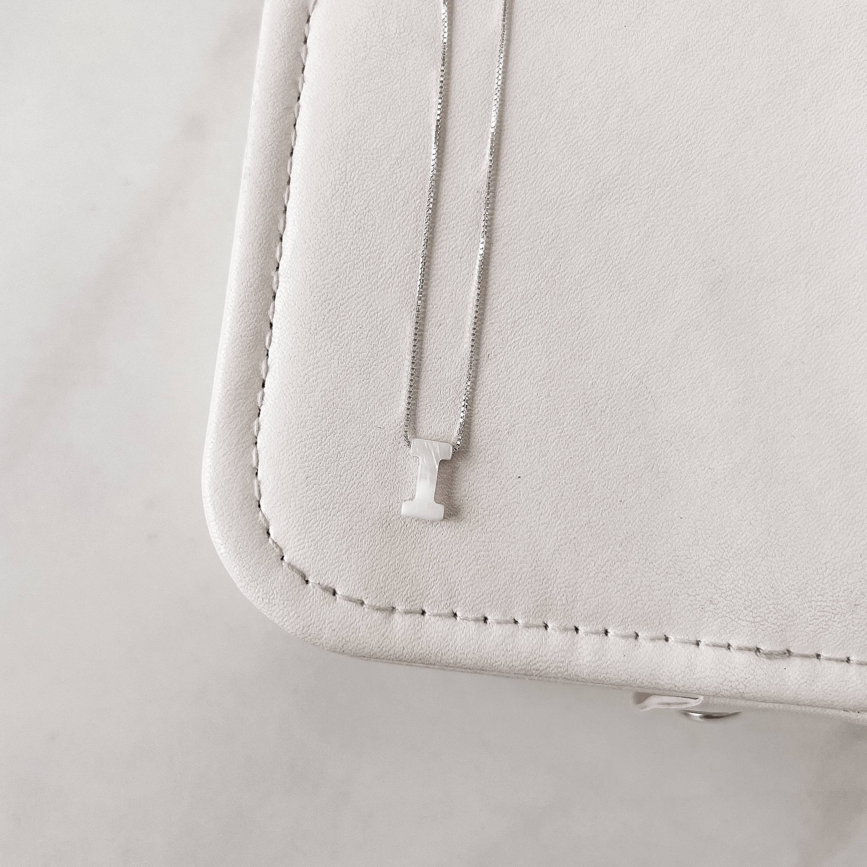 Imagem Colar madrepérola letra I 45cm