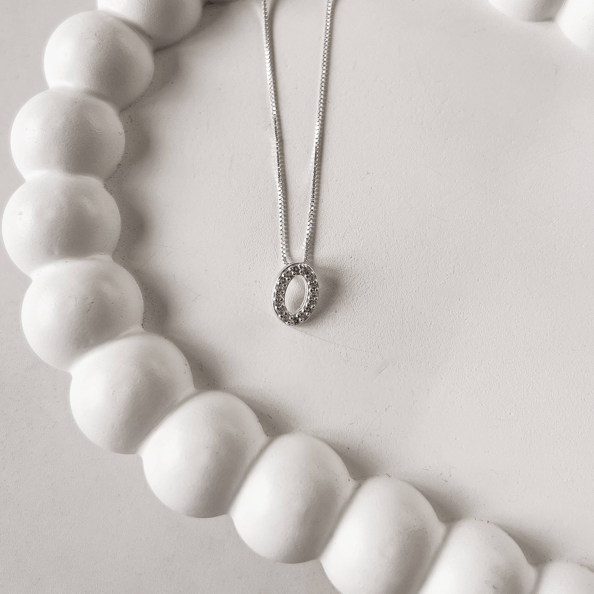 Colar letra O cravejada 45cm