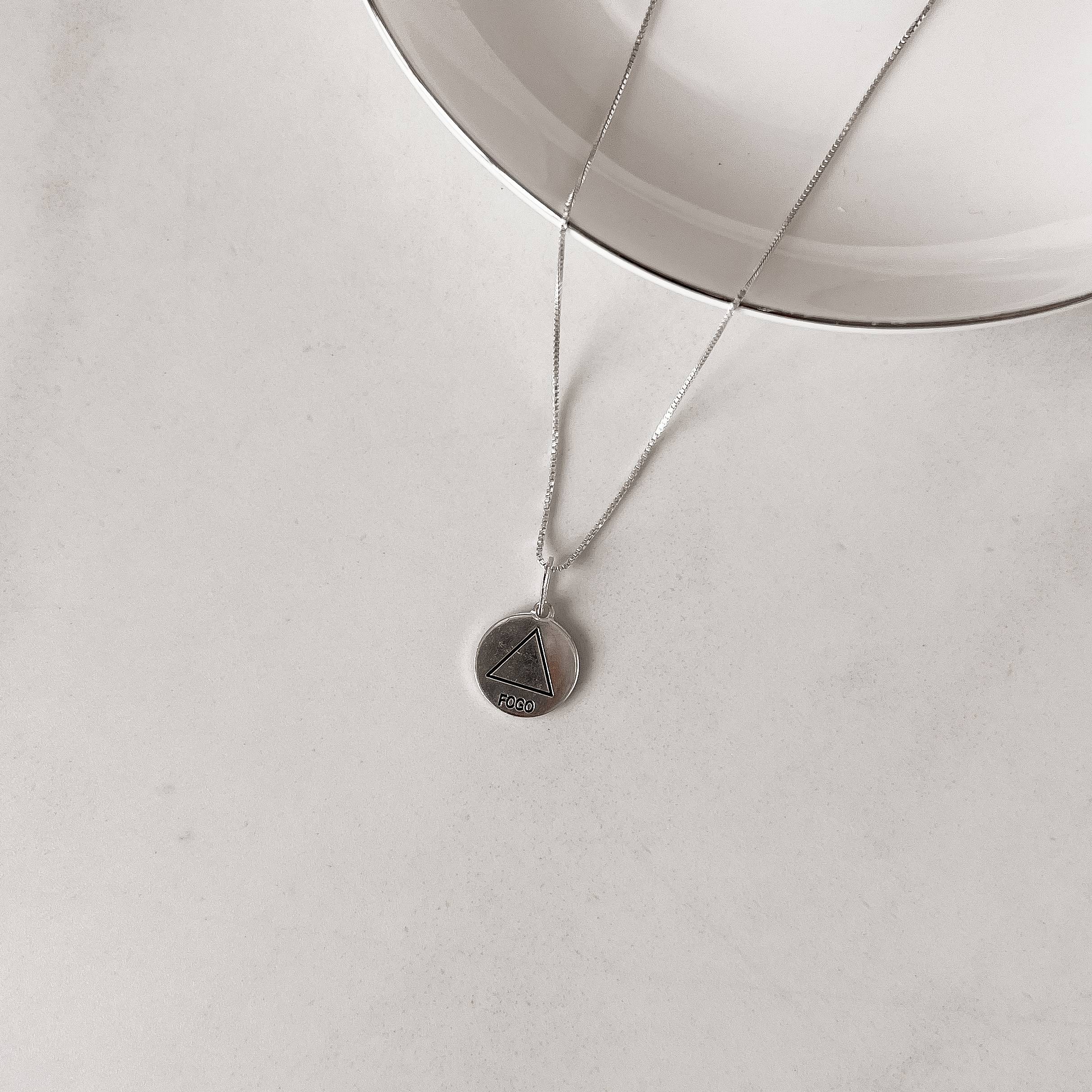 Imagem Colar pingente medalha elemento Fogo resina 12mm 45cm