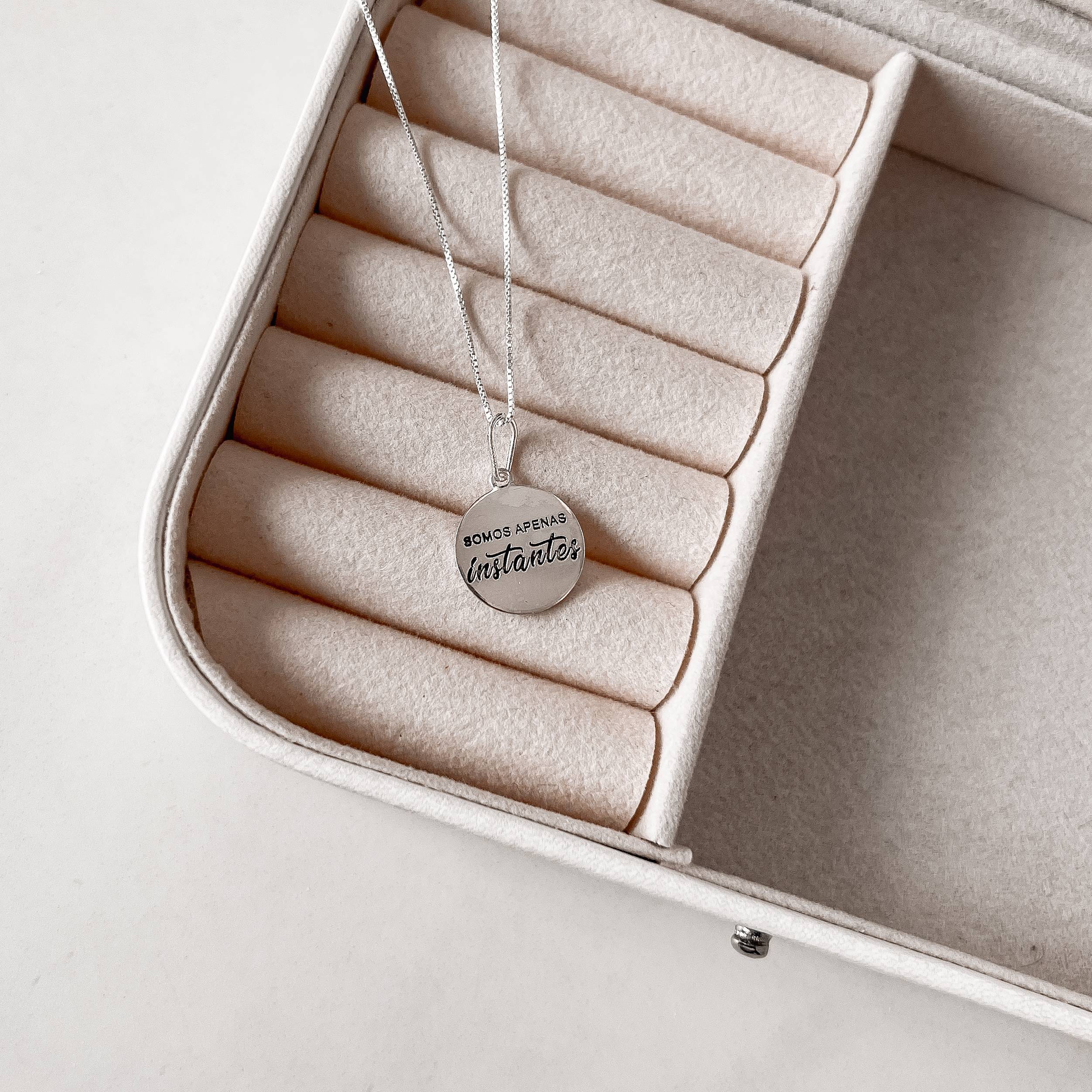 Colar pingente medalha somos apenas instantes resina 15mm 45cm