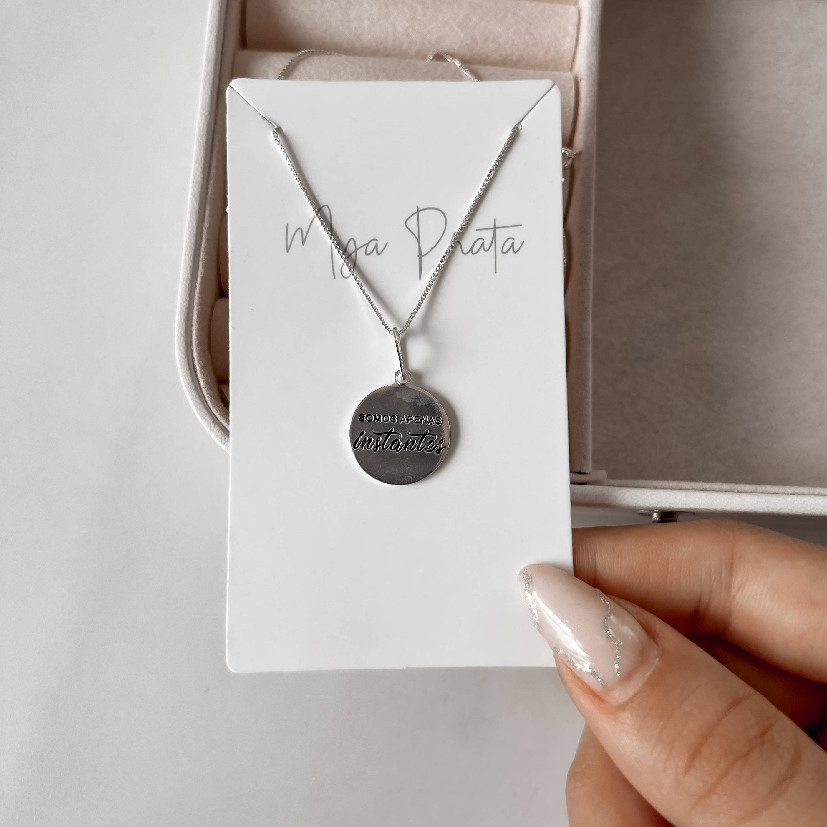 Imagem Secundária Colar pingente medalha somos apenas instantes resina 15mm 45cm