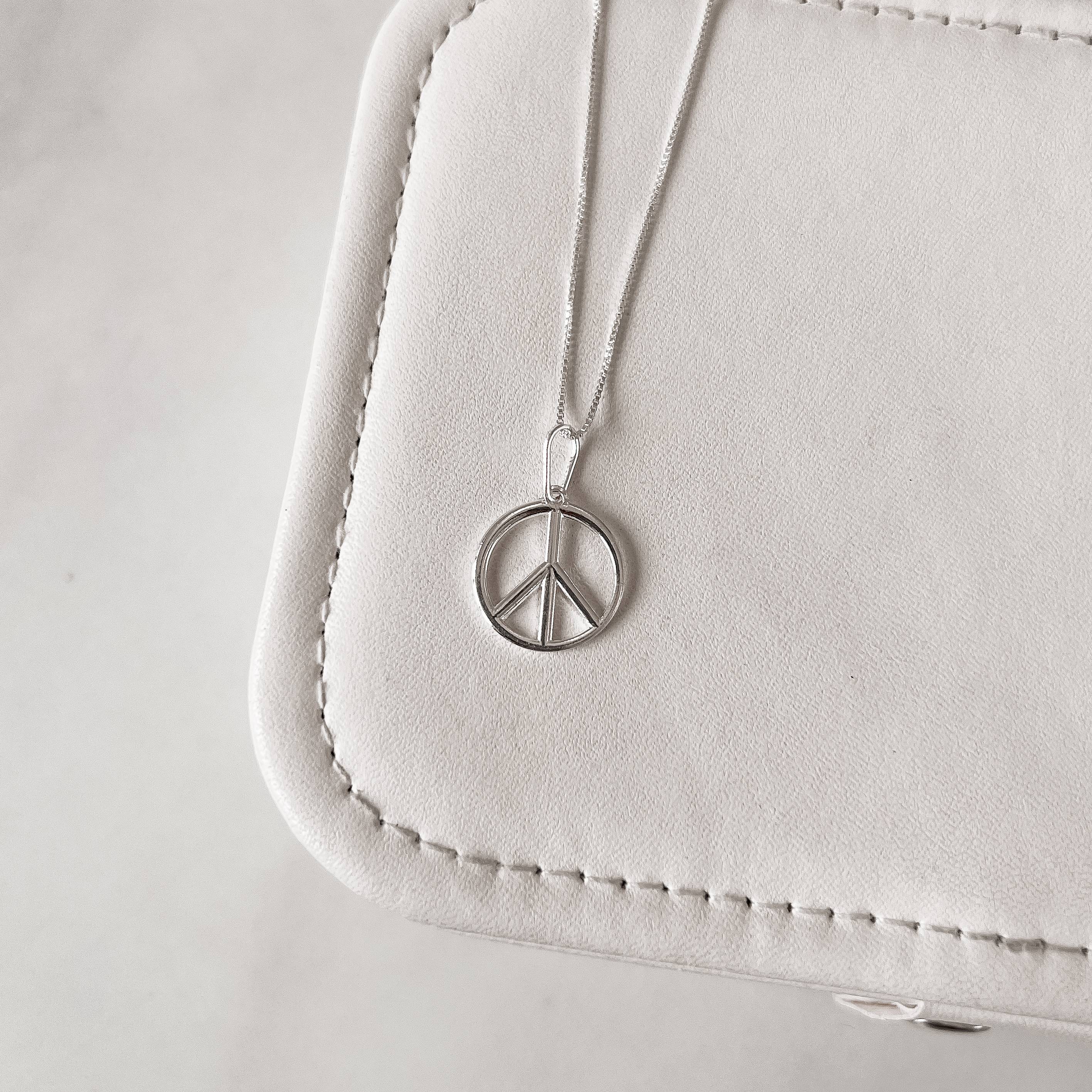 Imagem Colar pingente medalha vazada símbolo paz 16mm 45cm