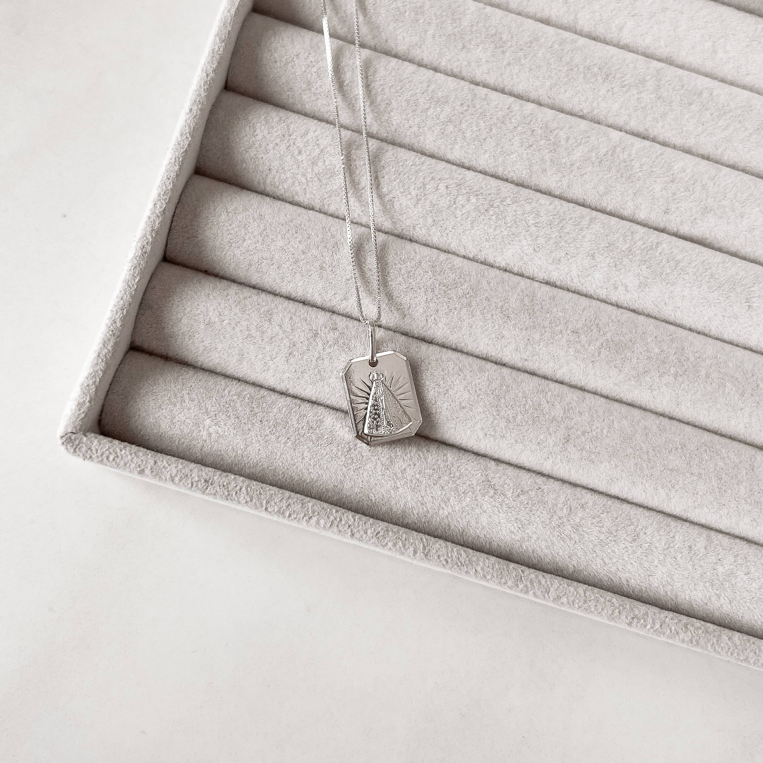 Imagem Colar pingente medalha Nsa. Sra. Aparecida desenhada 15mm 45cm