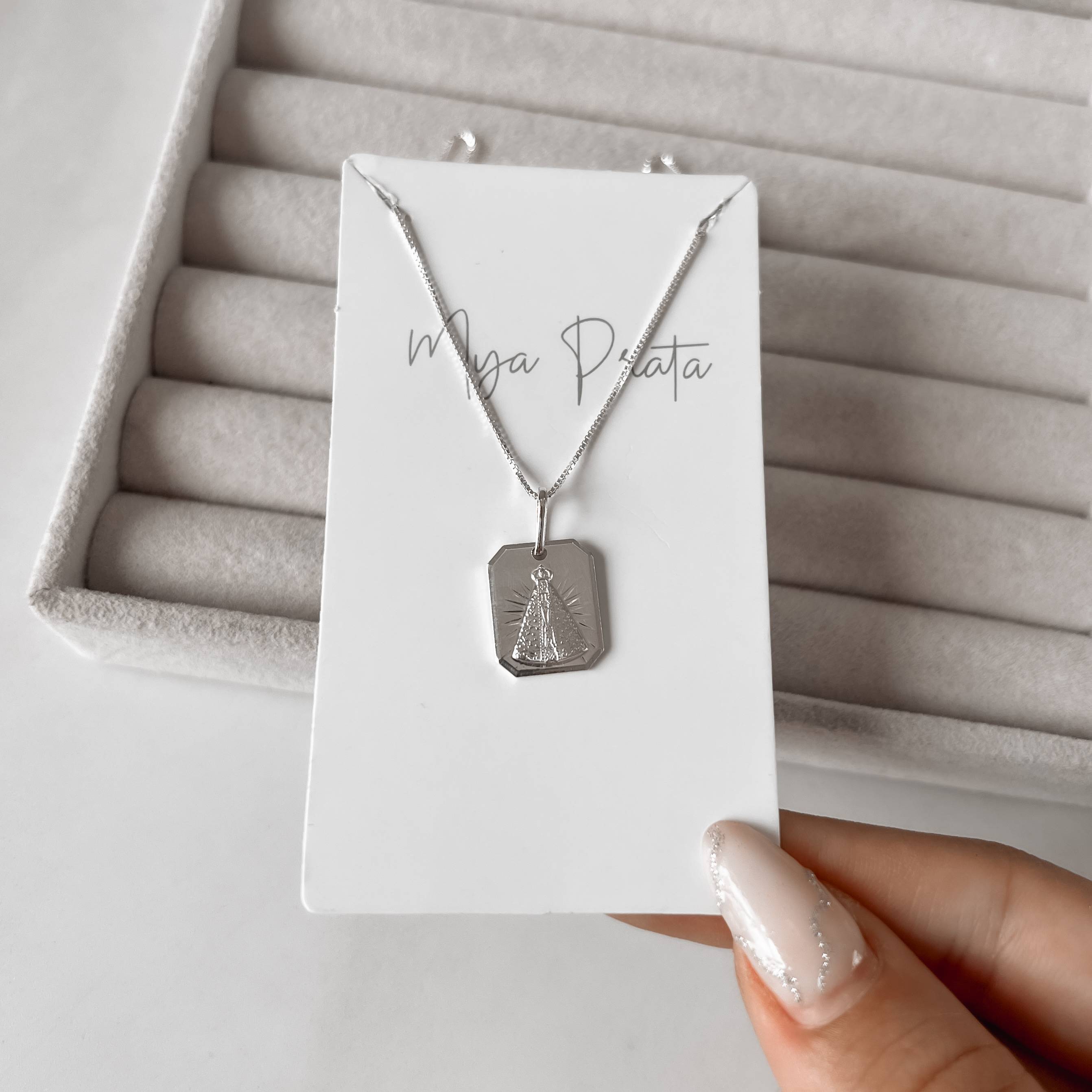 Imagem Secundária Colar pingente medalha Nsa. Sra. Aparecida desenhada 15mm 45cm