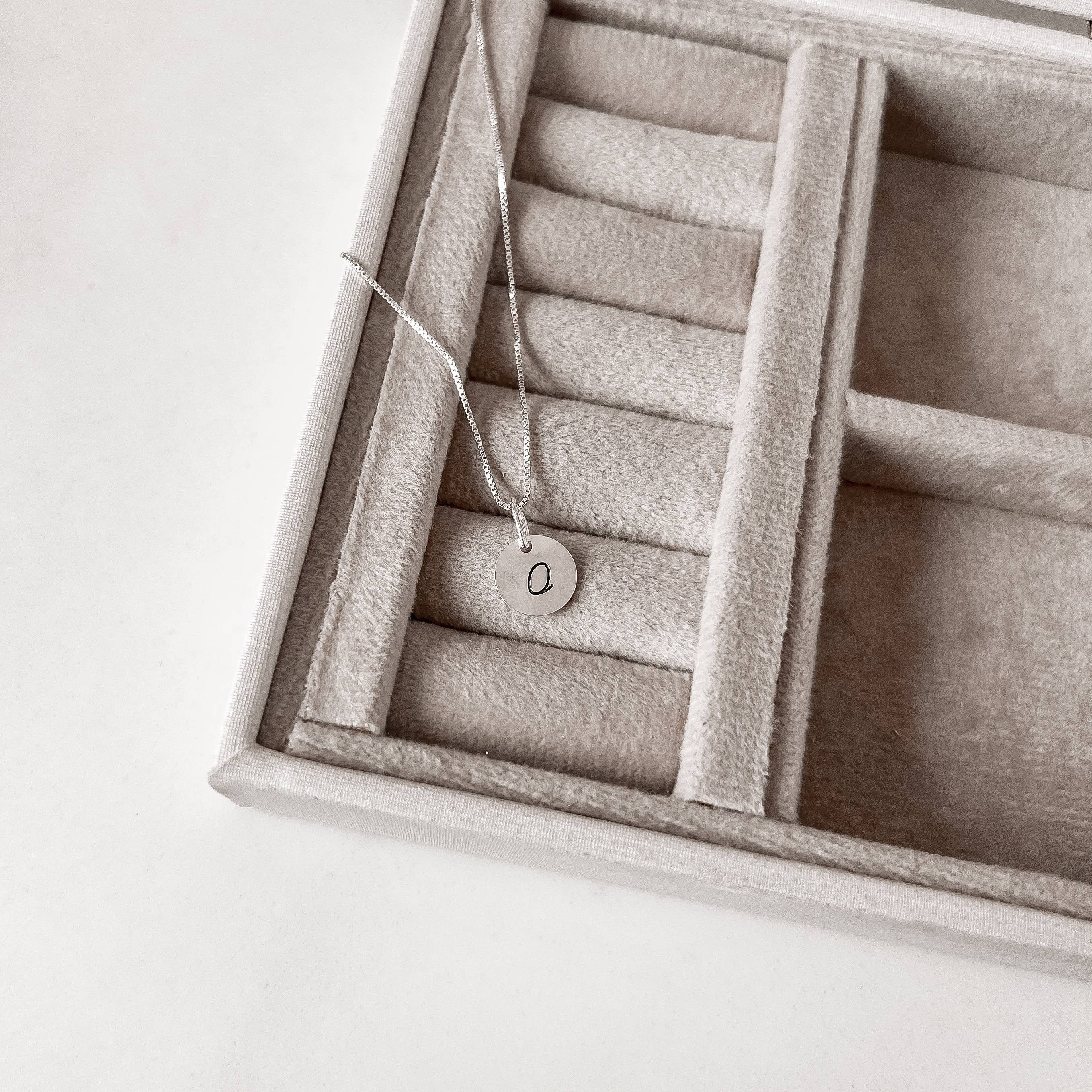 Colar pingente medalha letra O 10mm 40cm