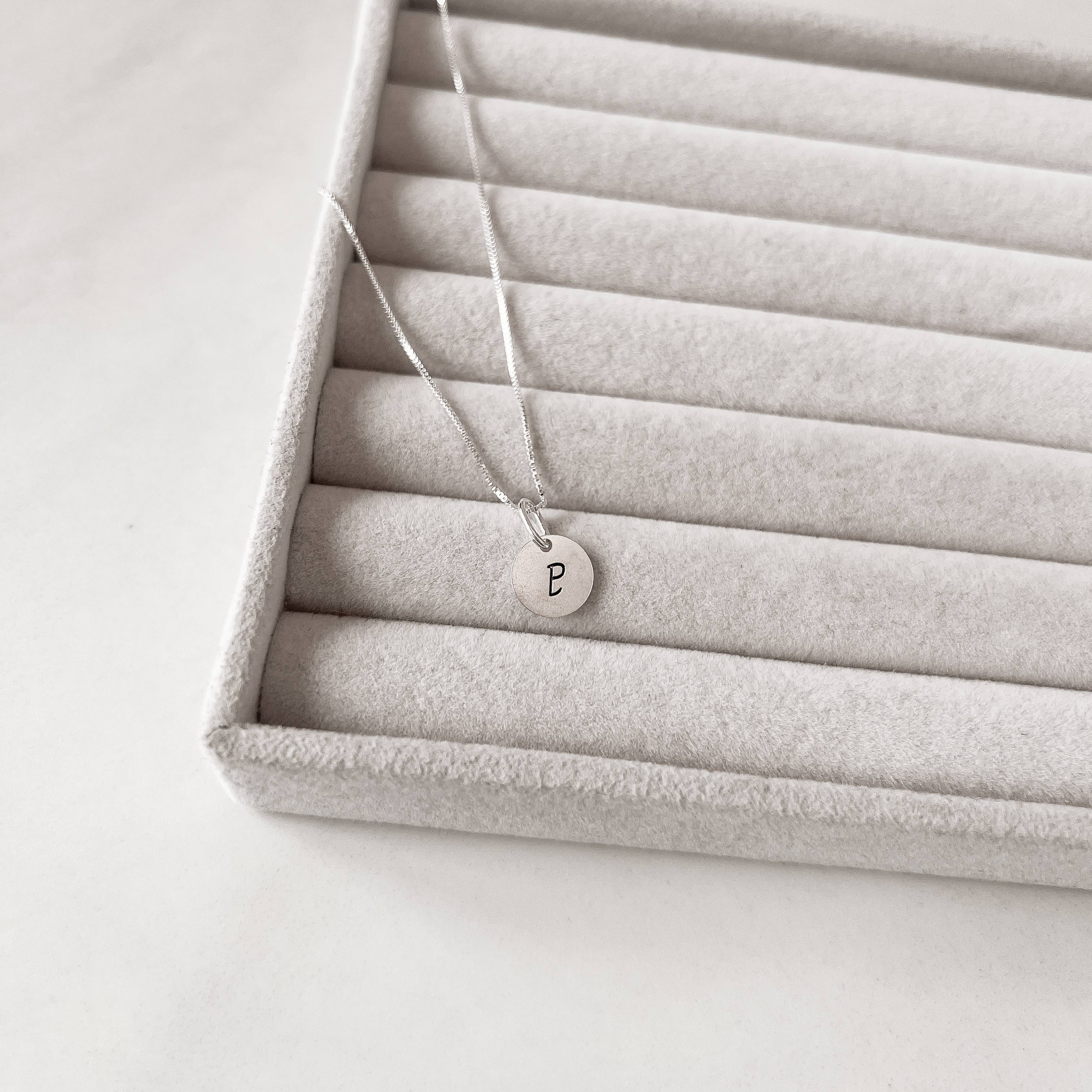 Imagem Colar pingente medalha letra P 10mm 40cm