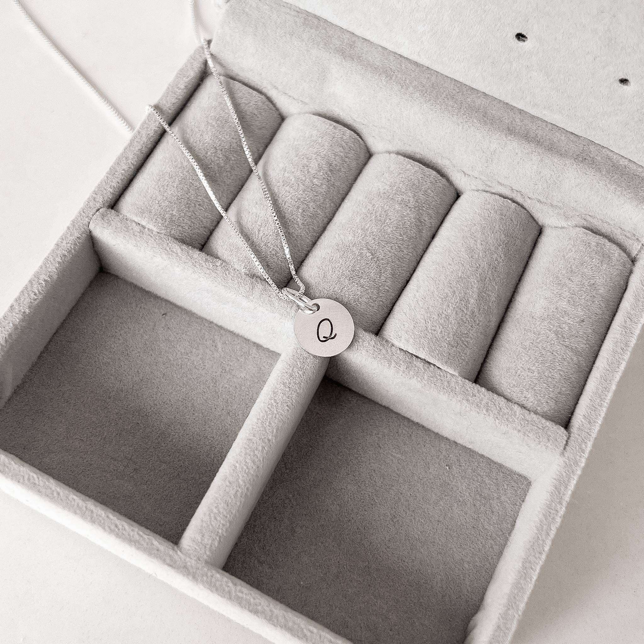 Imagem Colar pingente medalha letra Q 10mm 40cm