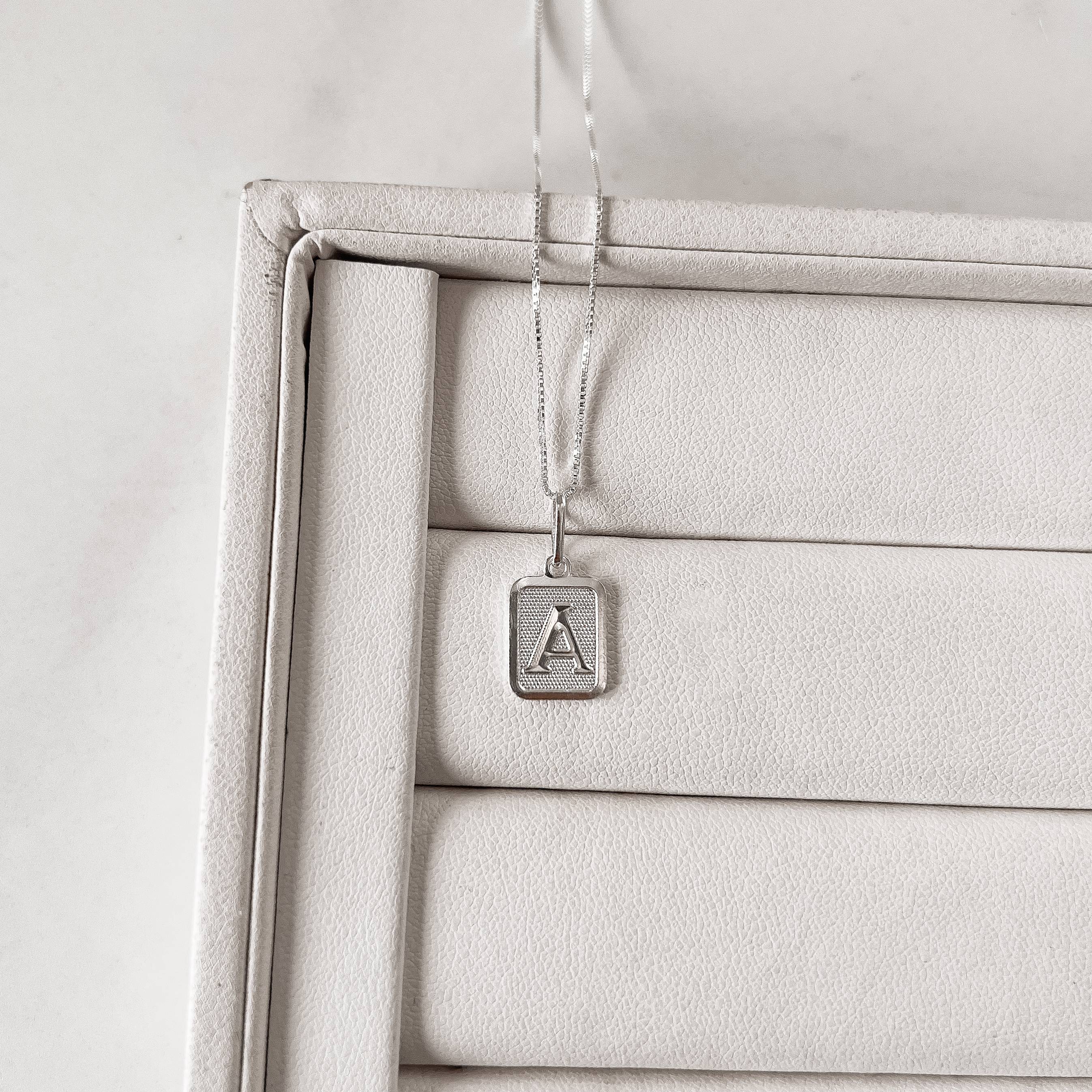 Imagem Colar pingente placa letra A 12mm 45cm