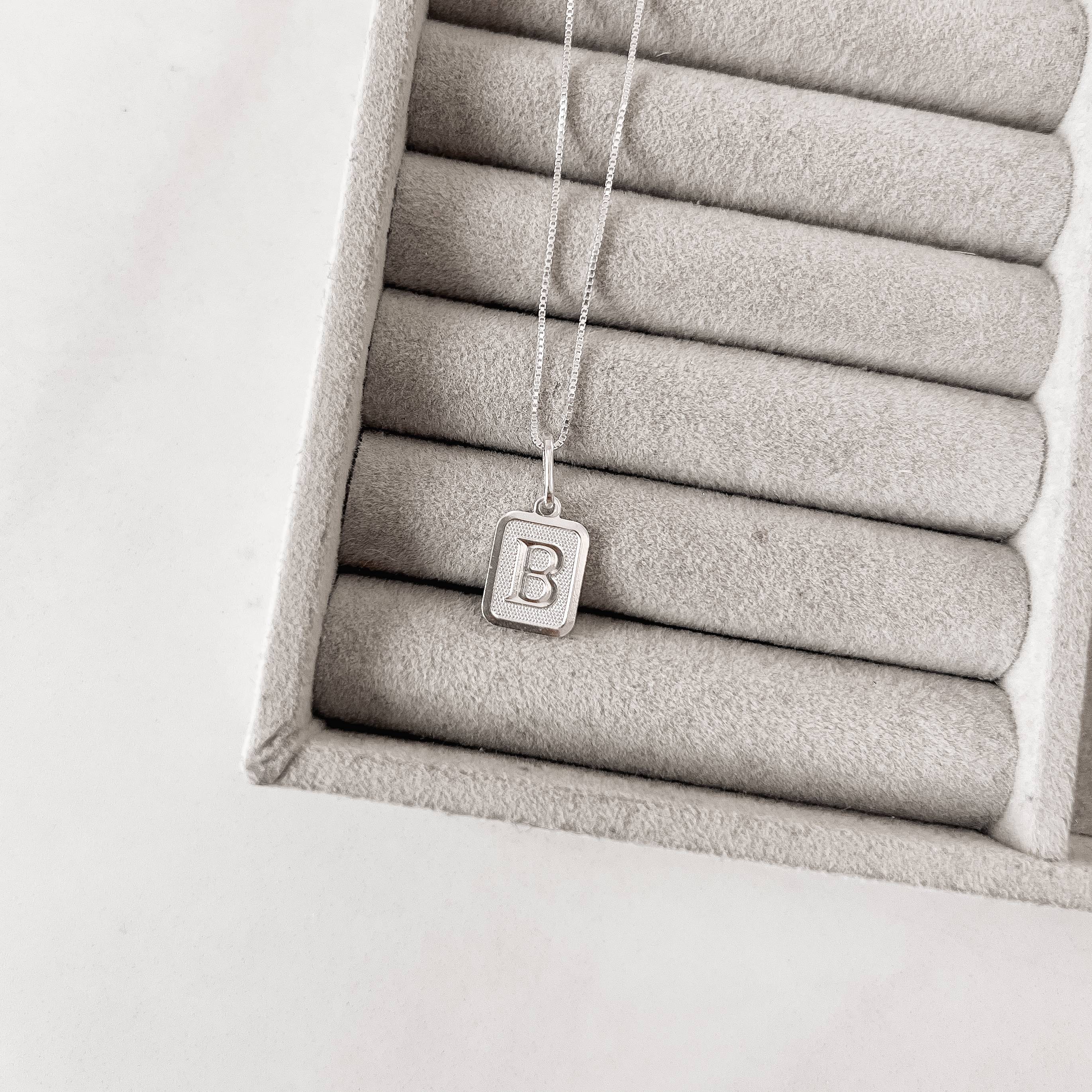 Colar pingente placa letra B 12mm 45cm