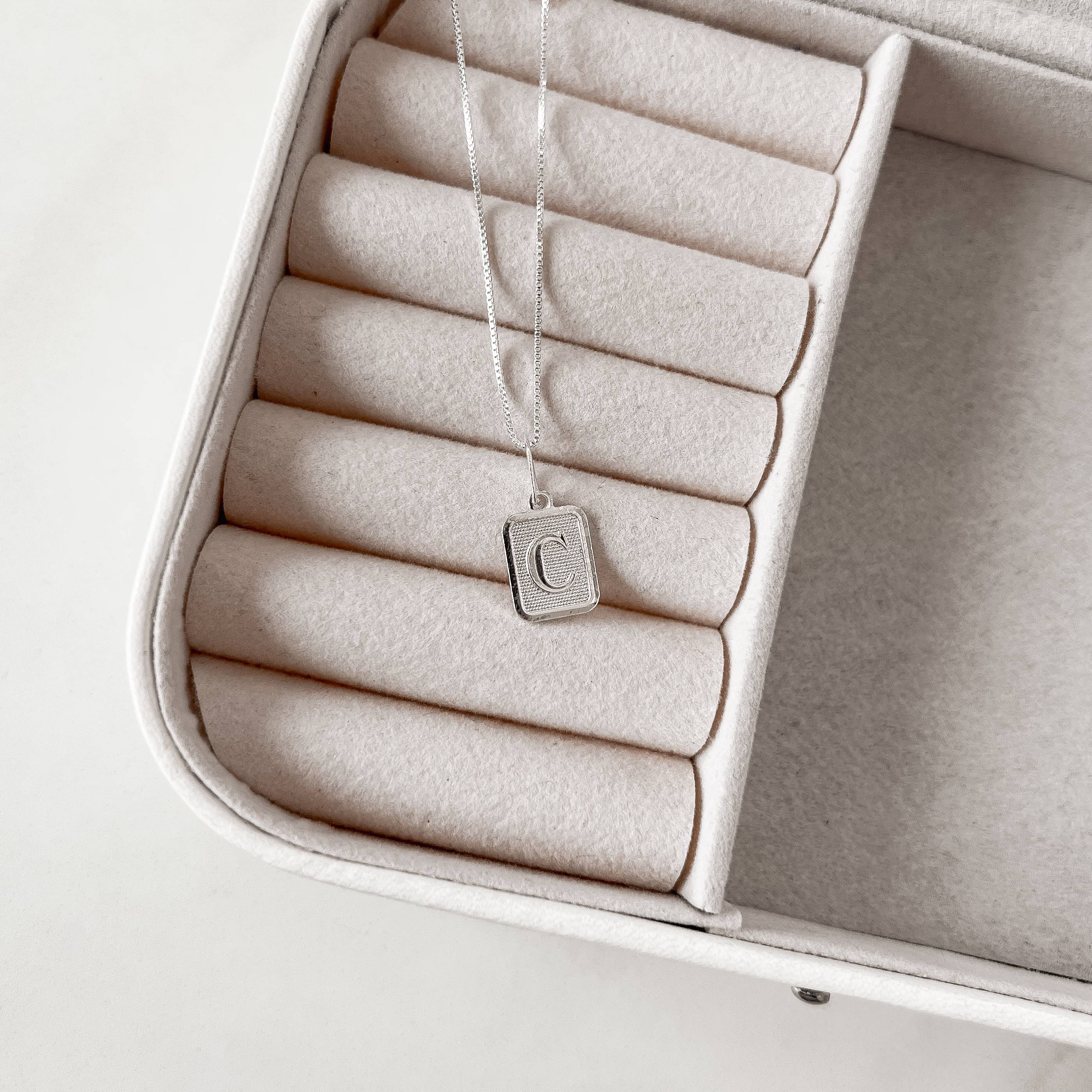 Imagem Colar pingente placa letra C 12mm 45cm