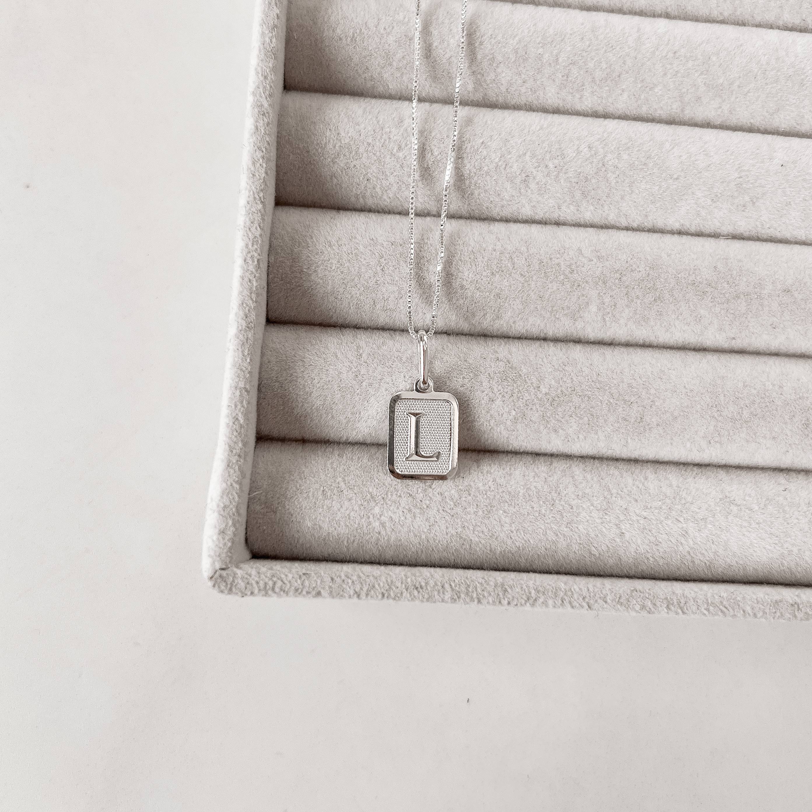 Imagem Colar pingente placa letra L 12mm 45cm