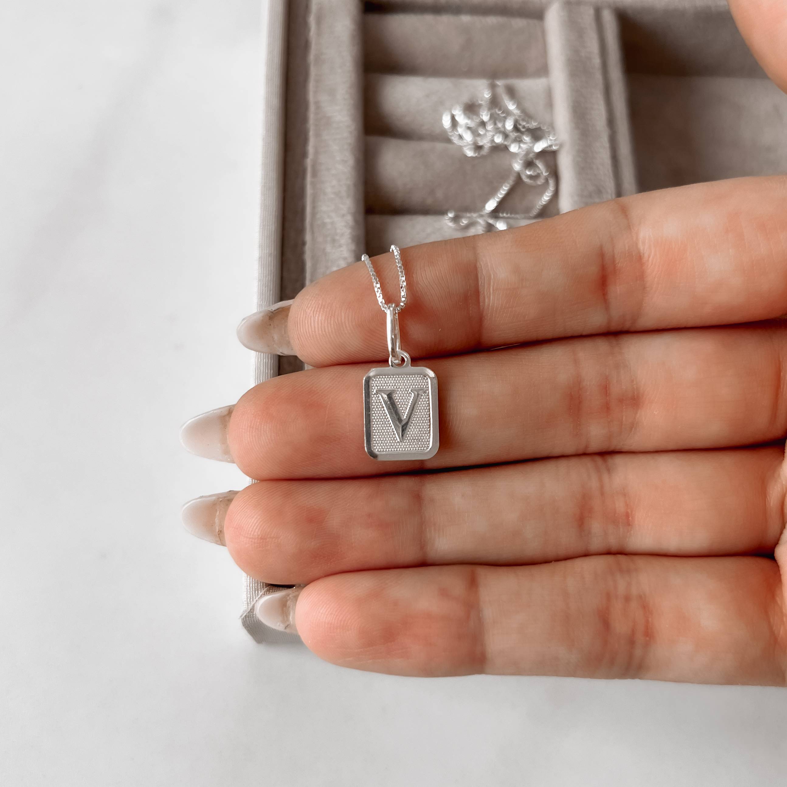 Imagem Secundária Colar pingente placa letra V 12mm 45cm