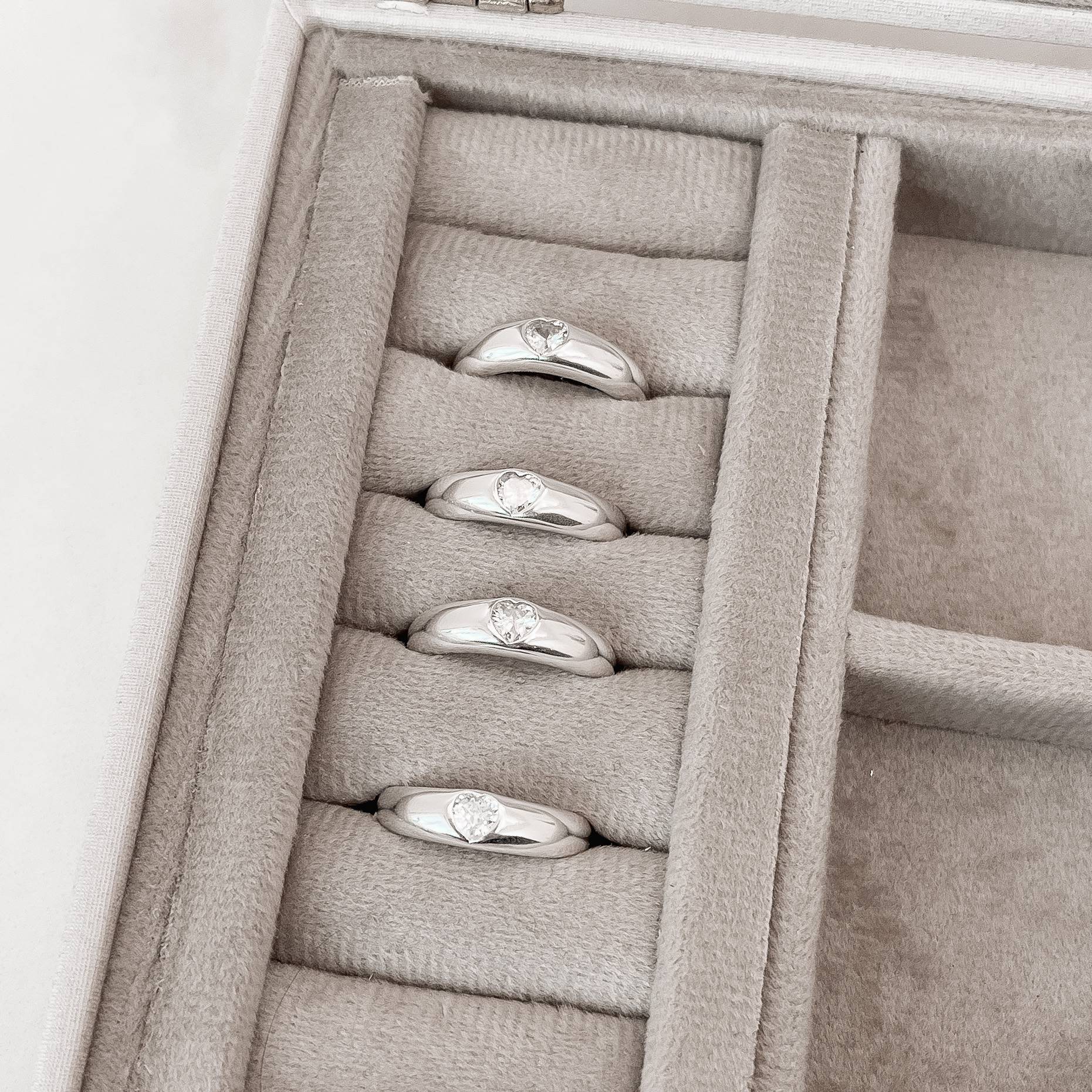 Imagem Secundária Anel largo detalhe zircônia coração