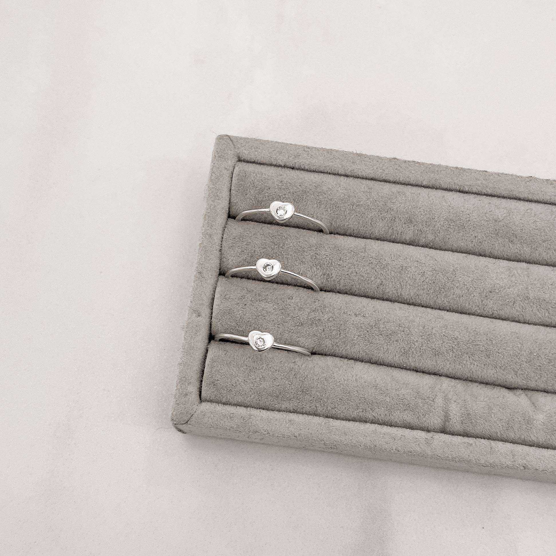 Imagem Secundária Anel coração com zircônia fino