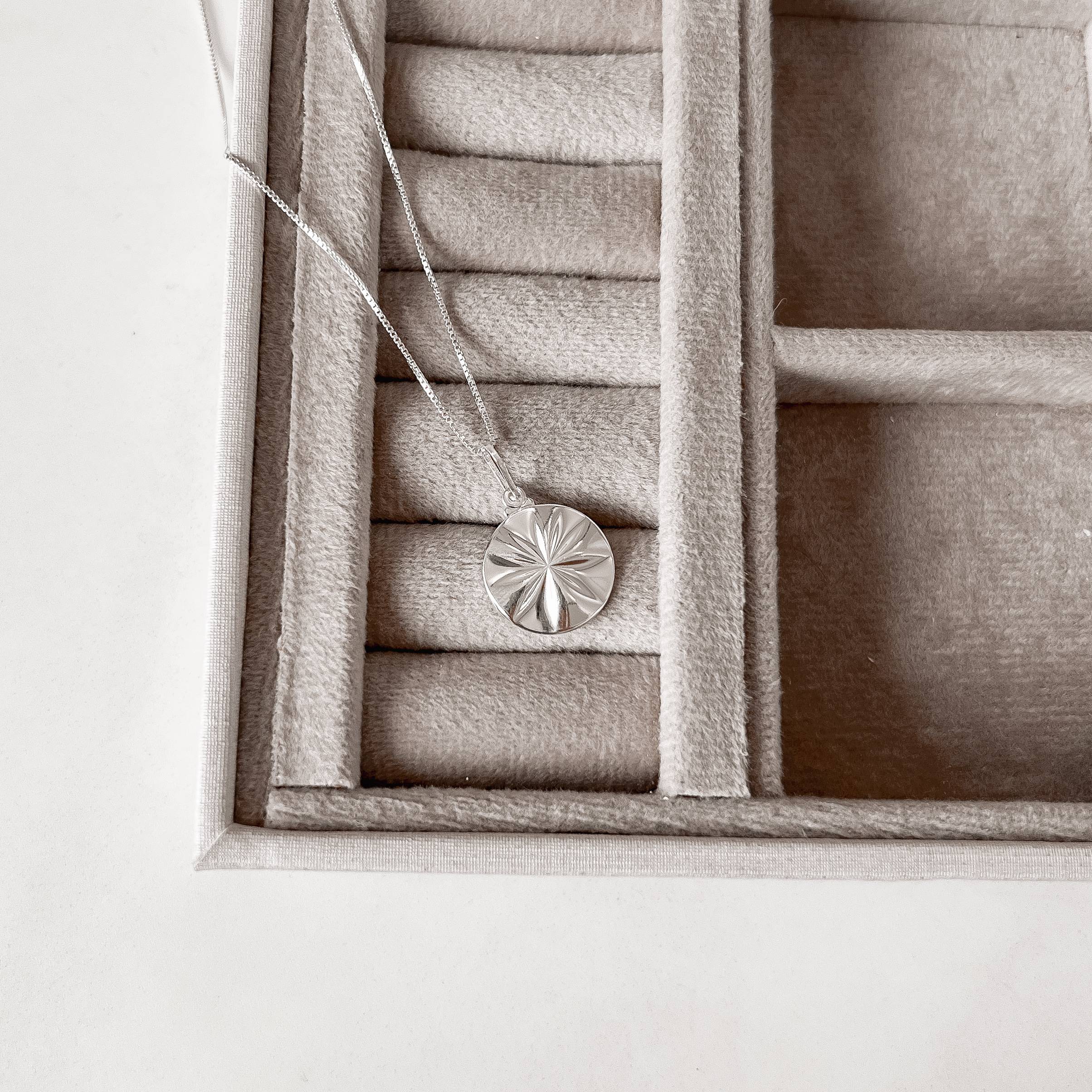 Imagem Secundária Colar pingente medalha flor com vinco18mm 45cm