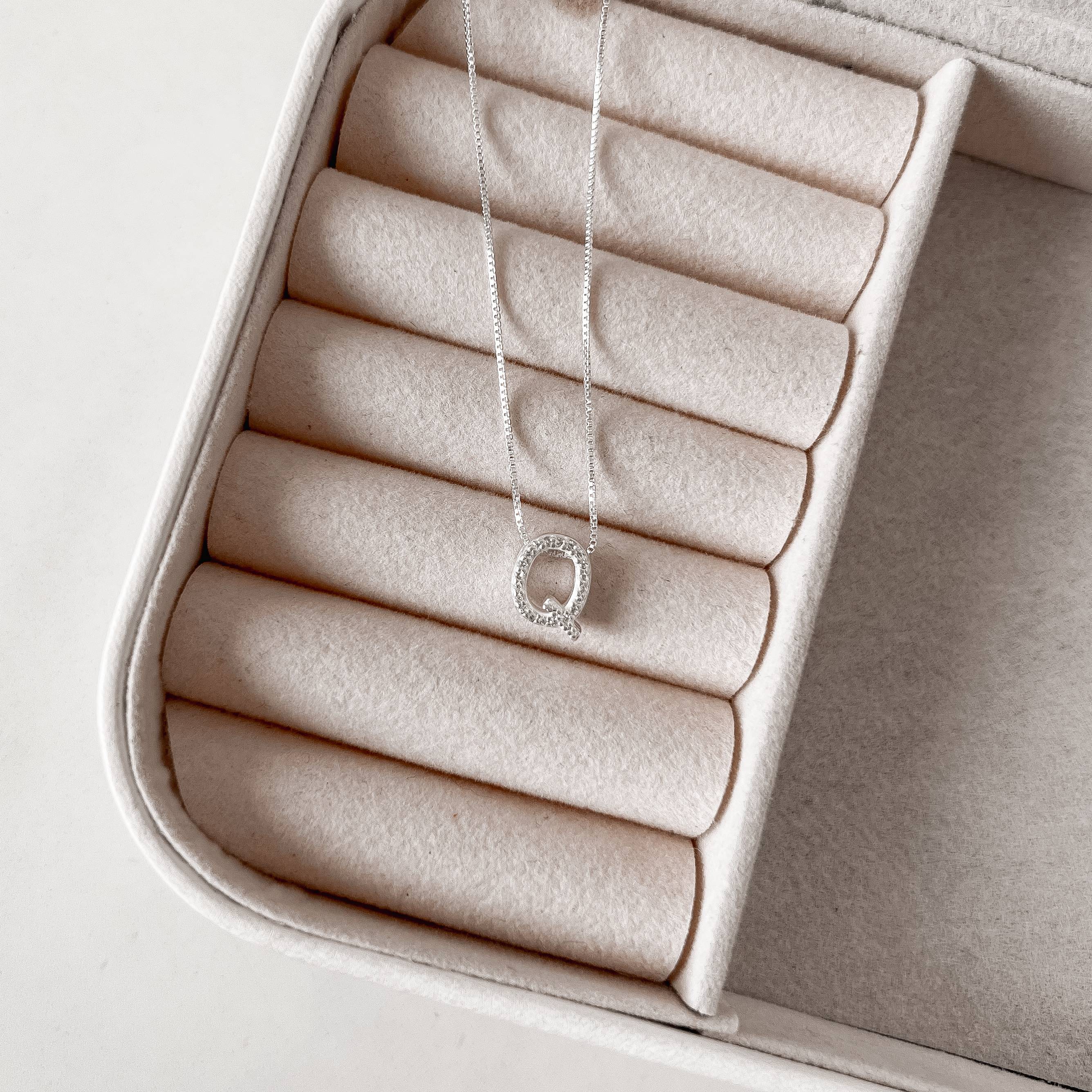 Imagem Colar letra Q cravejada 9mm 45cm