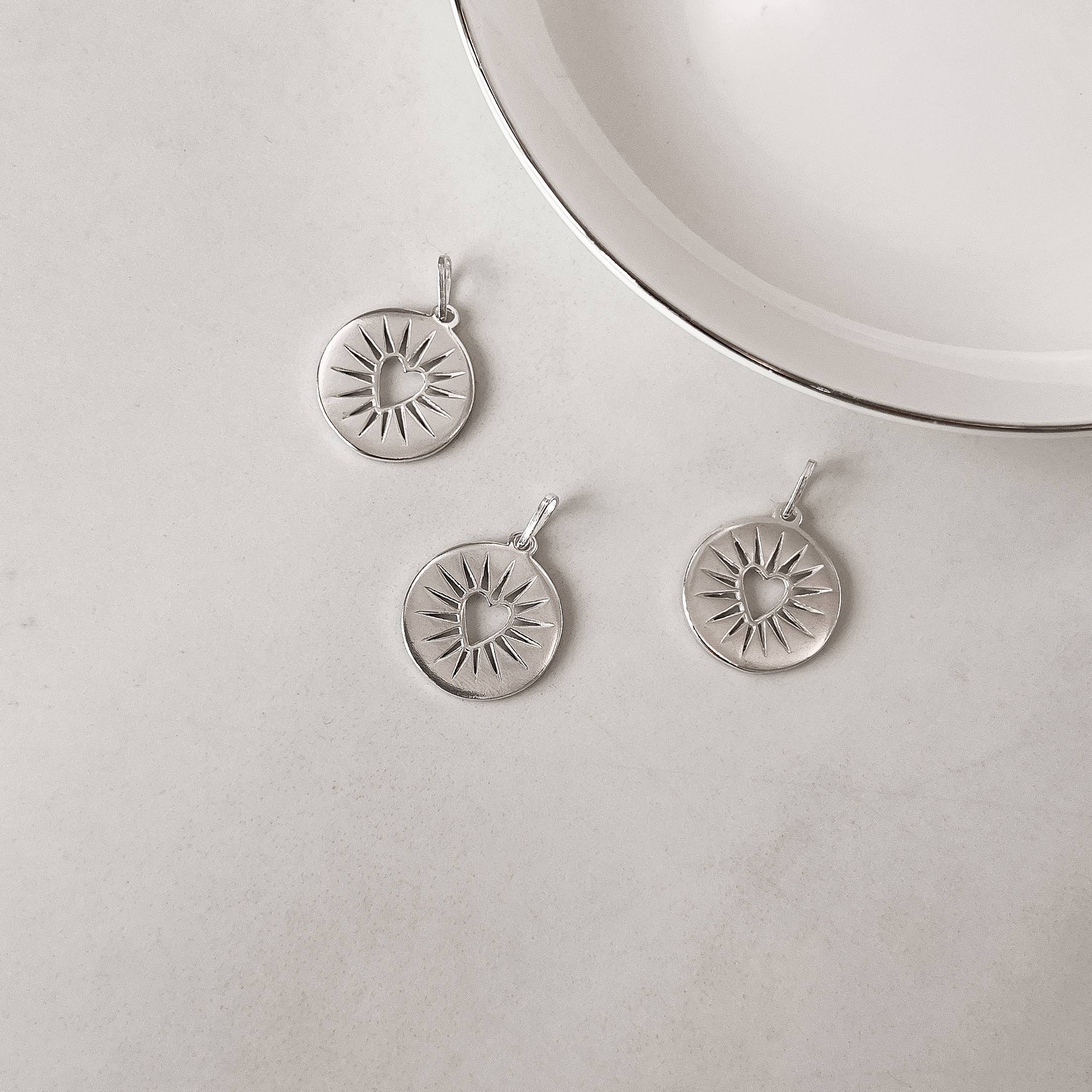 Pingente medalha coração com detalhes 18mm