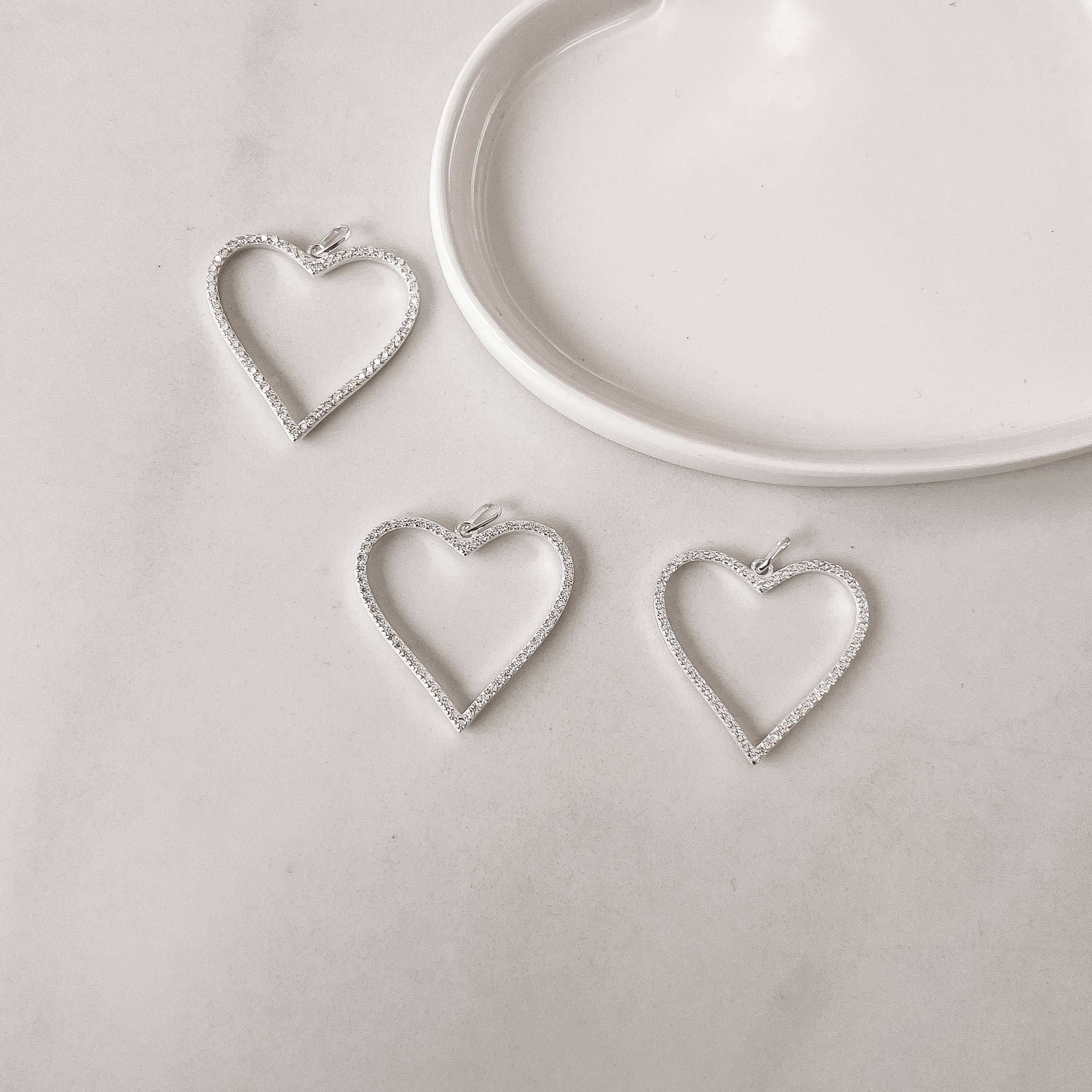 Pingente coração vazado cravejado 33mm