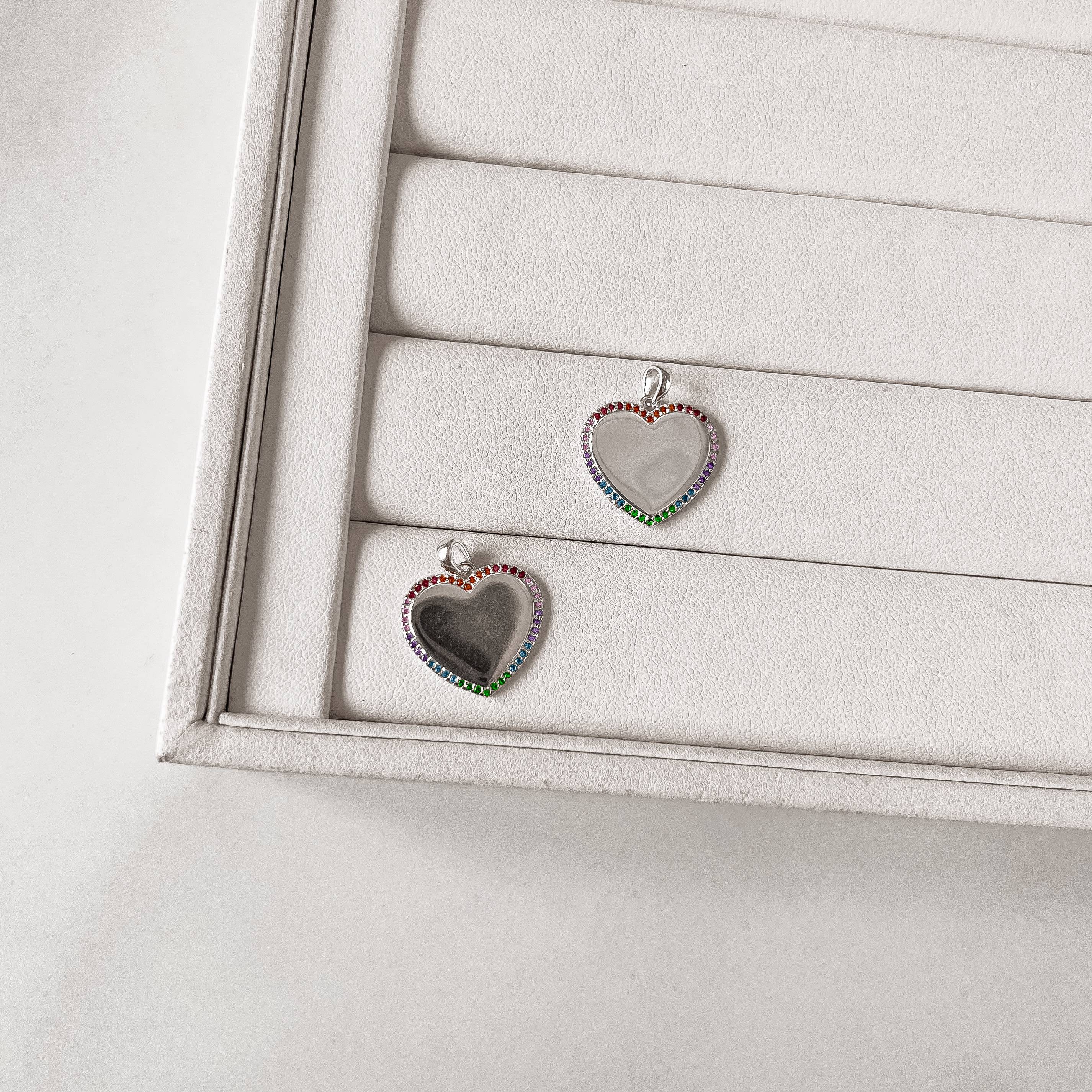 Pingente coração borda cravejada colorida 17mm