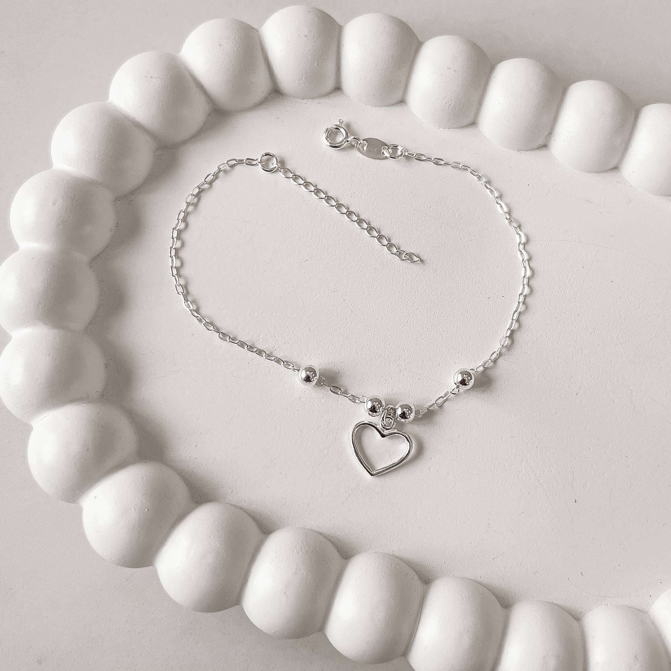 Pulseira entremeio bolas com pingente coração vazado 11mm