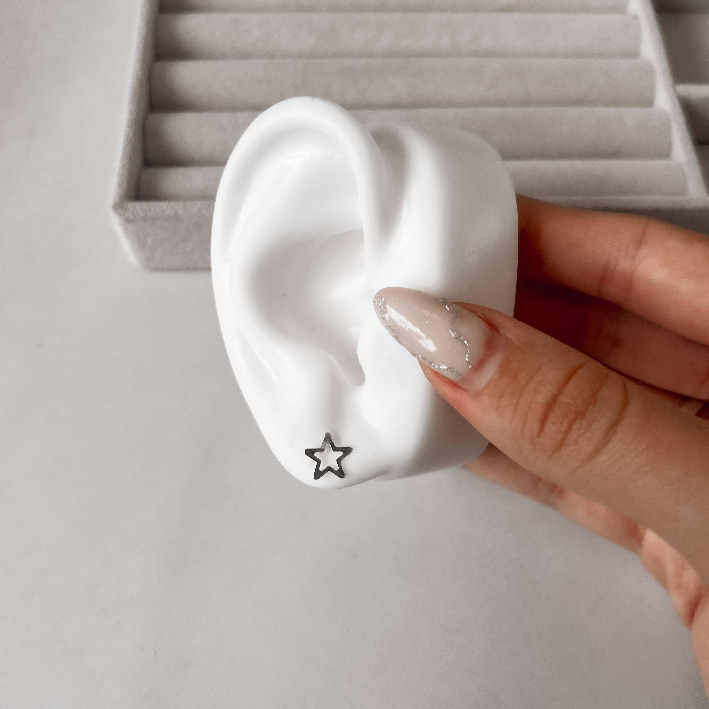 Imagem Secundária Brinco estrela vazada 8mm