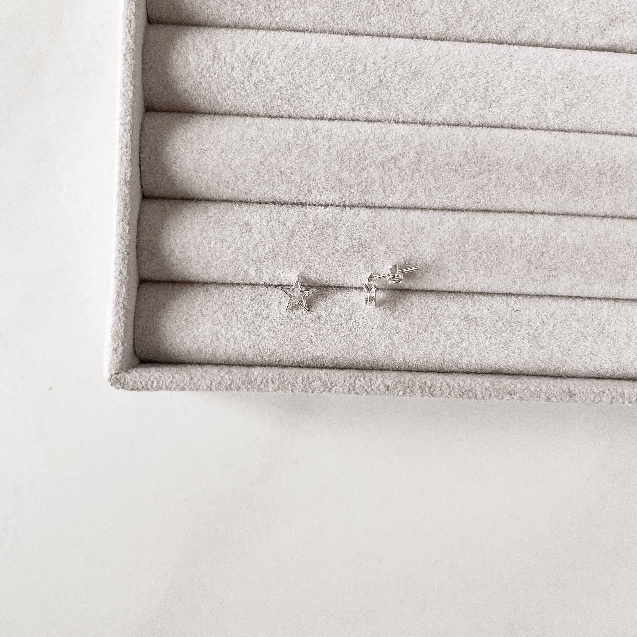 Brinco estrela lisa vazada 7mm