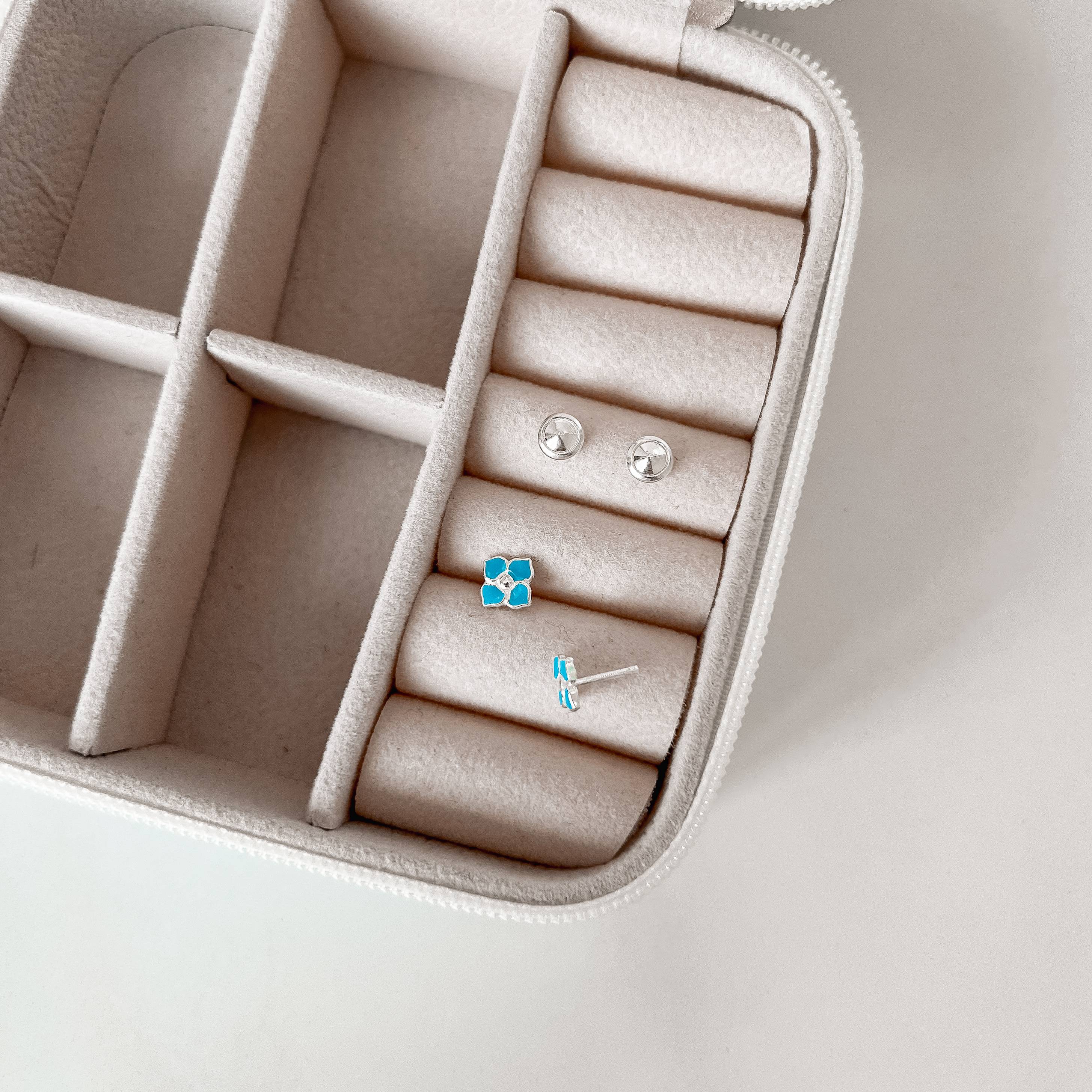 Brinco infantil flor resina azul 7mm tarraxa baby