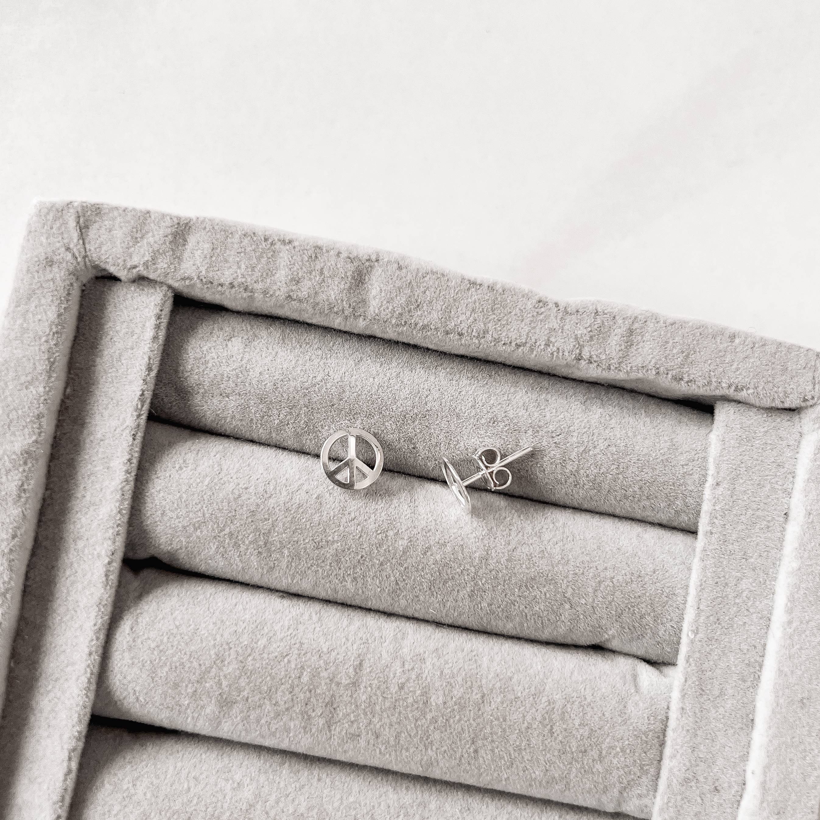 Brinco medalha símbolo da paz 8mm