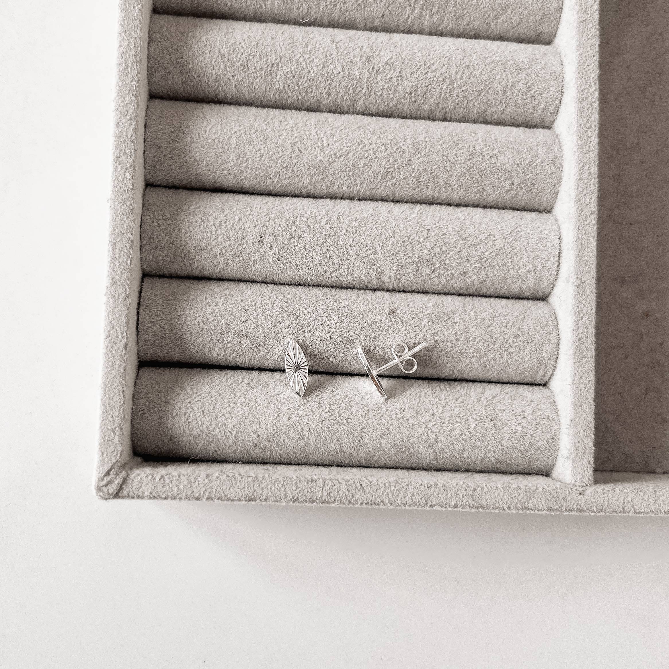 Brinco navete com vinco 10x4mm