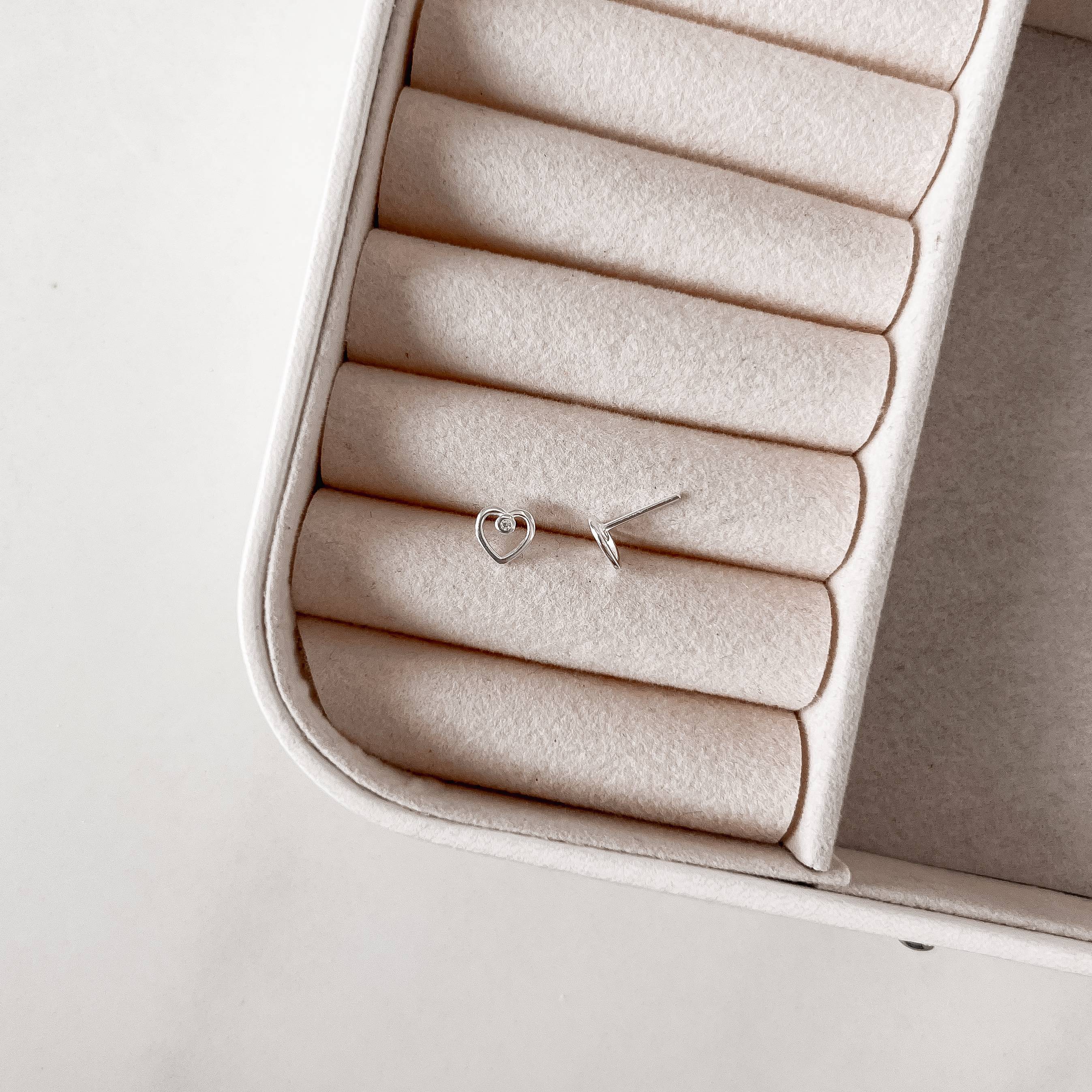 Imagem Secundária Brinco coração vazado com zircônia 6mm