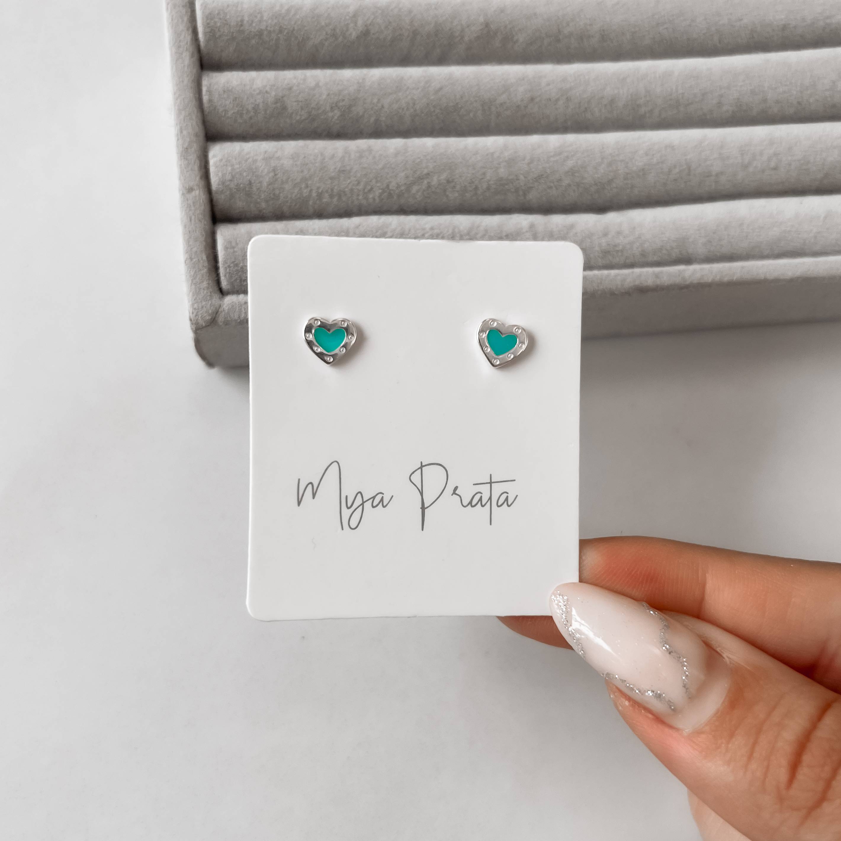 Brinco coração resina turquesa 6mm