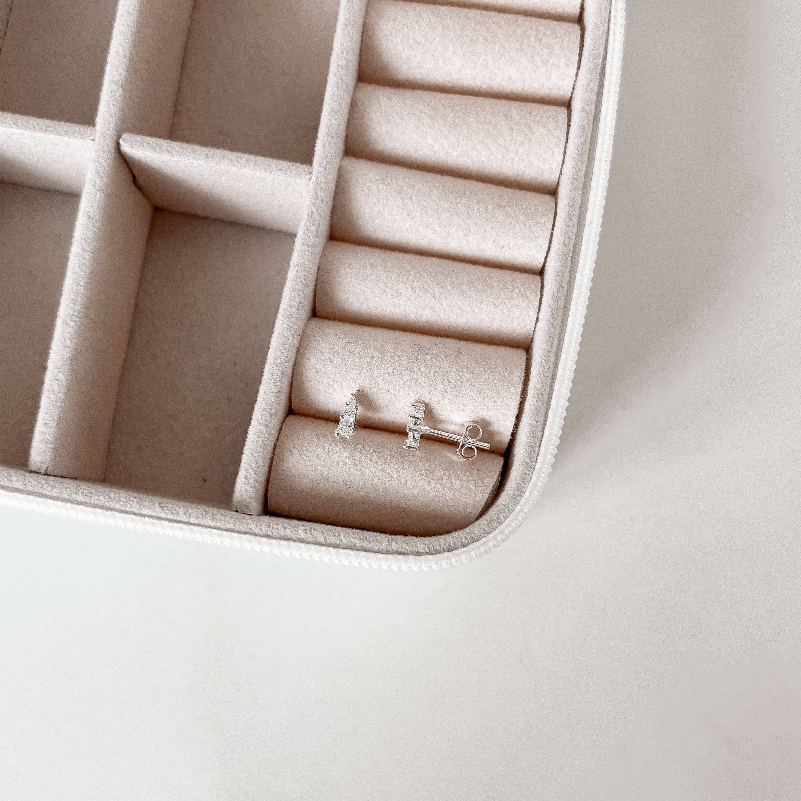 Imagem Secundária Brinco triângulo isósceles 3 zircônias 6mm