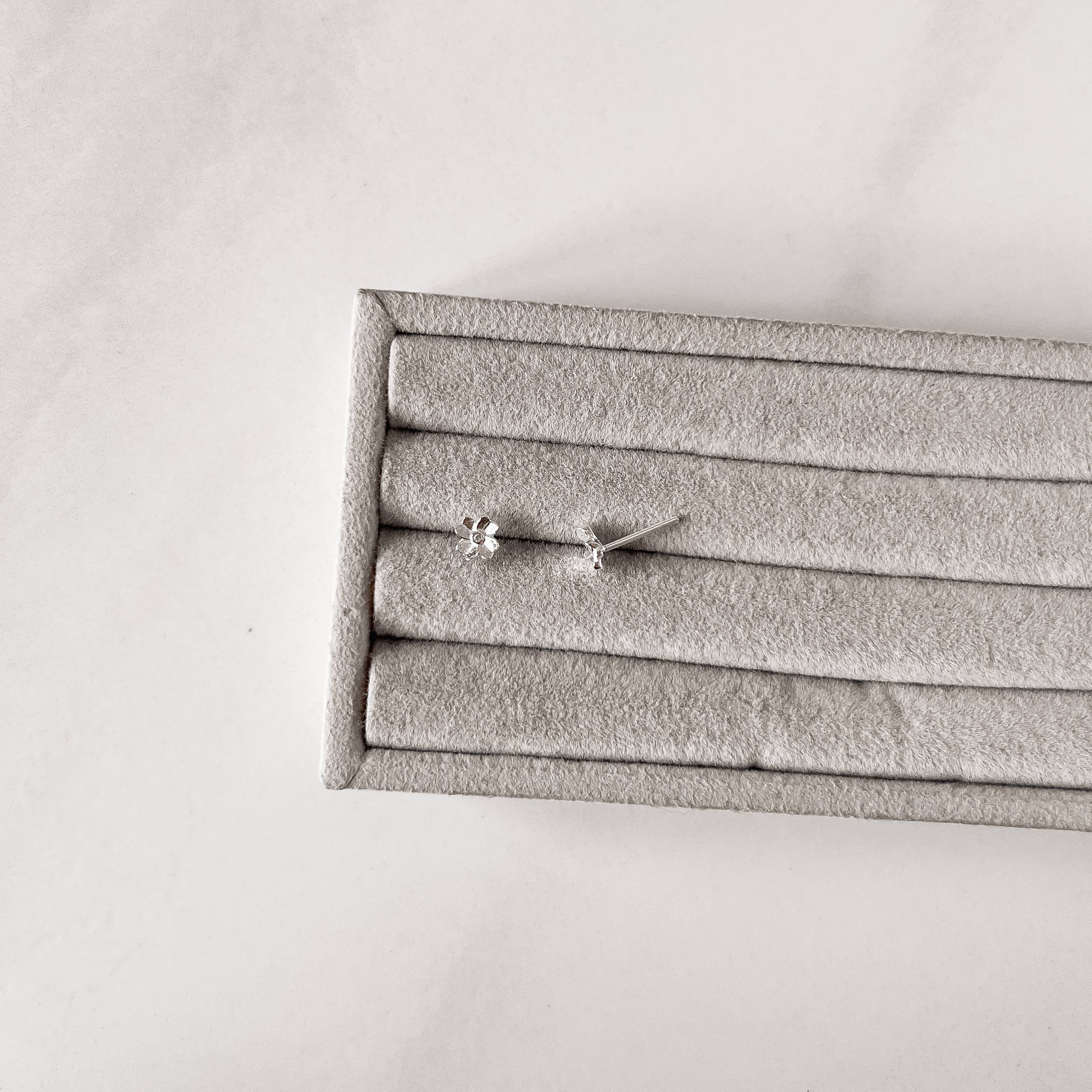 Brinco trevo com vinco detalhe zircônia 5mm