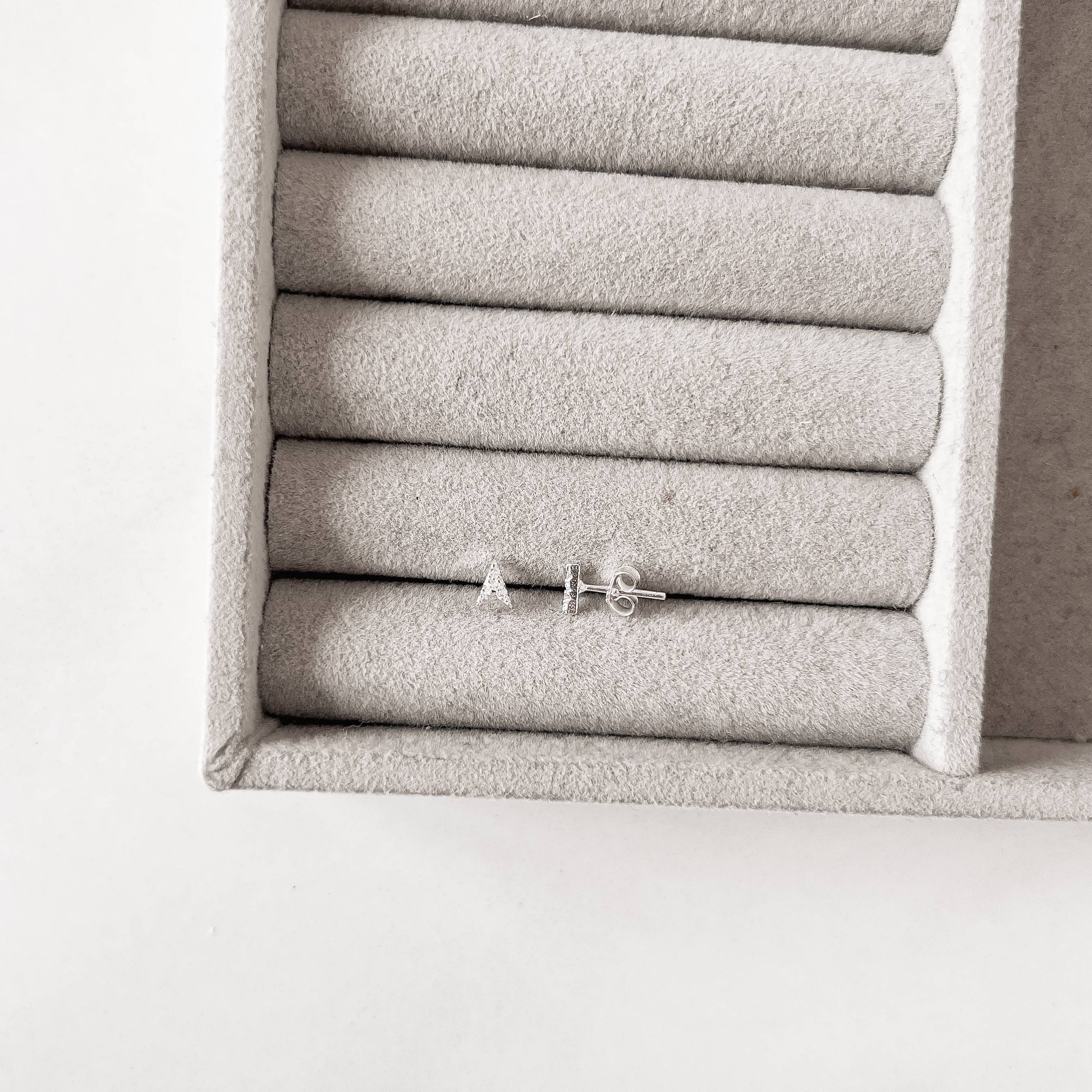 Brinco seta cravejada 5mm