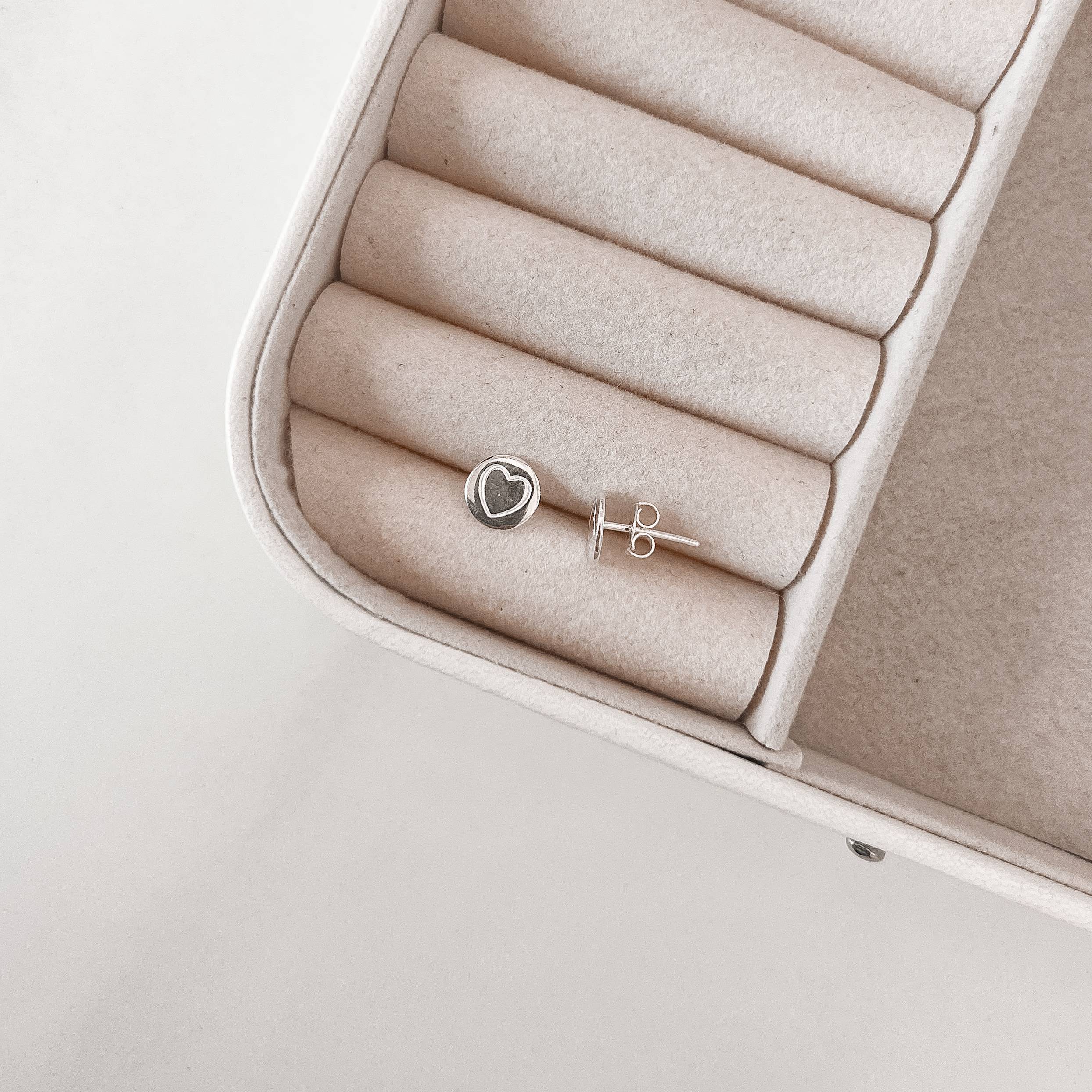 Imagem Secundária Brinco medalha coração 8mm